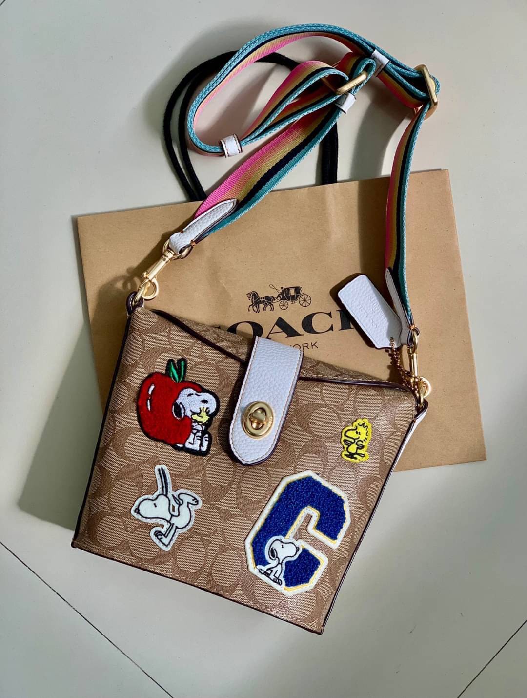 COACH C4113 - COACH X PEANUTS ADDIE CROSSBODY IN SIGNATURE CANVAS WITH VARSITY PATCHES พร้อมส่งทันที่! ลิมิเตทจาก Coach x Peanuts ที่รังสรรค์ลวดลายการ์ตูนลงบนกระเป๋าได้ซุกซนน่ารักดีมากๆค่ะ