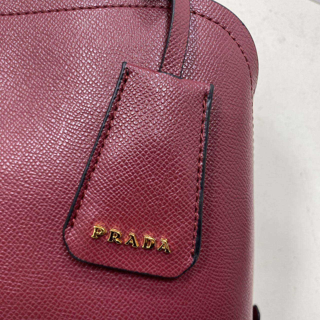 ORI หนังแท้ | Prada Matinee Medium Saffiano Leather Bag 28cm กระเป๋าสะพายทรงโฮโบสวยหรู ดีไซน์เรียบหรูตามแบบฉบับแบรนด์ ยังคงความเรียบแต่มากไว้อย่างหรูหราลงตัว ใช้งานได้หลากหลายโอกาส