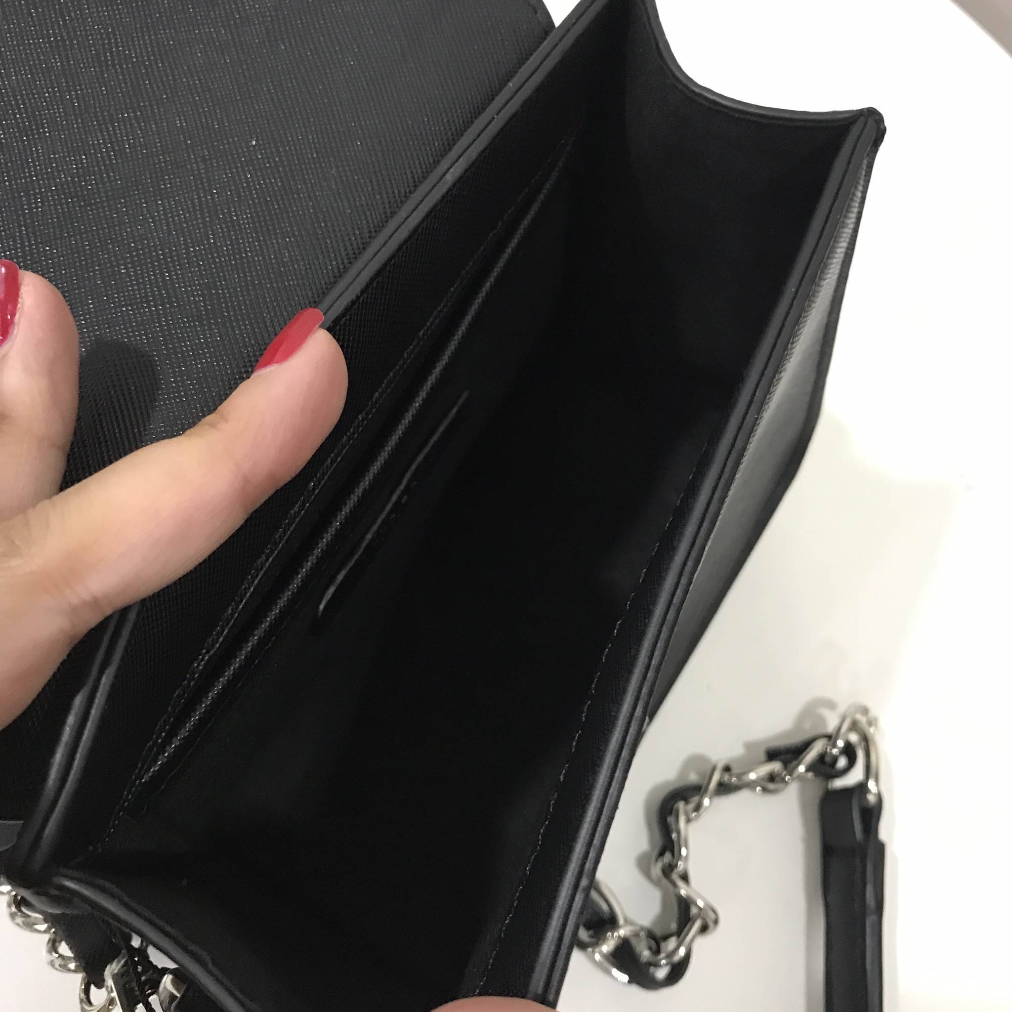 New Zara cross body with 2 straps กระเป๋าสายสะพายเก๋ช่วงนี้ต้องมานะคะ ใบนี้คุ้มสุดๆซื้อหนึ่งเหมือนได้สองใบค่ะ ตัวกระเป๋าขนาดกะทัดรัดสามารถใส่ iphone 7plus ได้ค่ะ มีสายมาให้ถึงสองสายคือสายธรรมดาสีเดียวกับตัวกระเป๋าค่ะ หากวันไหนอยากเพิ่มความแซ่บให้เปลี่ยนมา