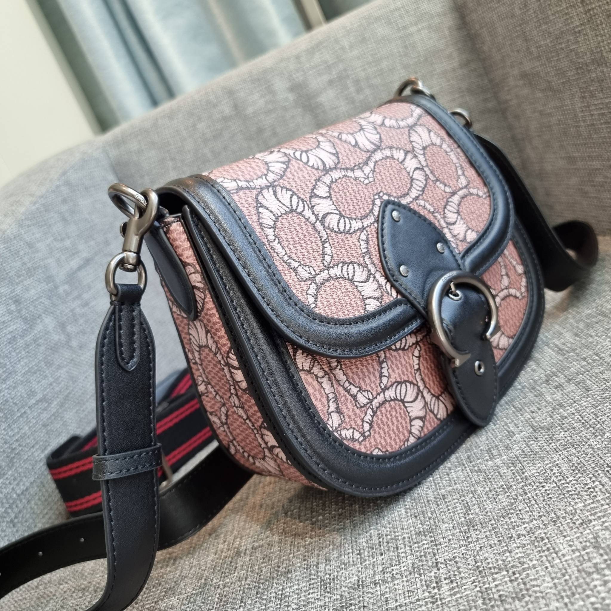 OUTLET 】COACH C6972 COACH x MICHAEL B. JORDAN WITH BEAT SADDLE BAG คอลเลคชั่นใหม่ ดีไซน์สุดชิค มาให้สวยในไทยก่อนใคร กับกระเป๋าทรง saddle ที่พิเศษมากๆมาพร้อมสายสะพาย 2 เส้น ใช้คู่กันหรือแยกสะพายก็สวยครบสูตร กระเป๋าสะพายทรง saddle คลาสสิค วัสดุหนังแคนวาสสลั