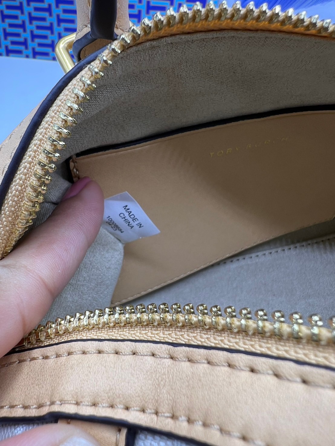 TORY BURCH T MONOGRAM Mini Jacquard Wine Barrel Bag ivory multi heart shape / Tory Boston Bag กระเป๋าทรงหมอนบอสตั้นแต่งหัวใจสีทองสวยหรู น่ารักรุ่นใหม่ล่าสุด เกรดท็อปออริ เทียบแท้ 1:1 เกรดดีสุด ใช้งานต่างประเทศได้