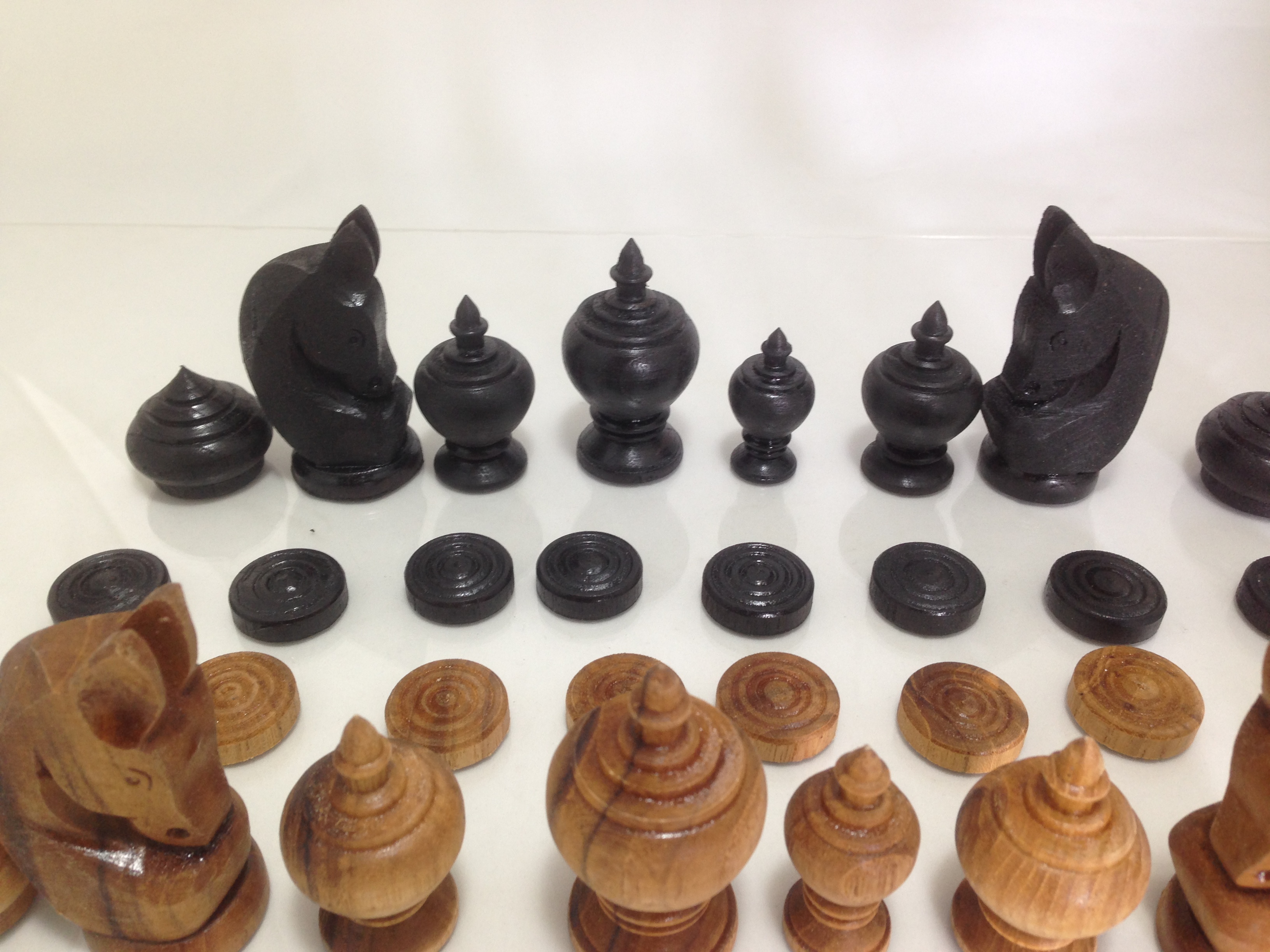 ชุดกระดานและตัวหมากรุกไทยไม้สักพร้อมกล่องเก็บ