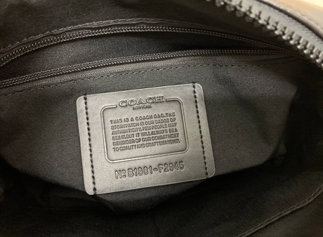 COACH EDGE CROSSBODY IN SIGNATURE CANVAS กระเป๋าสะพายครอสบอดี้ร์ วัสดุหนังแท้ หนังนิ่มอย่างดีค่ะ ด้านหน้ามีช่องซิปซ่อนให้หนึ่งช่อง เปิดปิดช่องหลักแบบซิปคู่ภายในกว้าง ใส่ของได้จุเลยนะคะ มีช่องซิปและช่องเล็กให้อีก2ช่อง;ด้านหลังกระเป๋าเป็นช่องโล่งใส่ของอีกช่