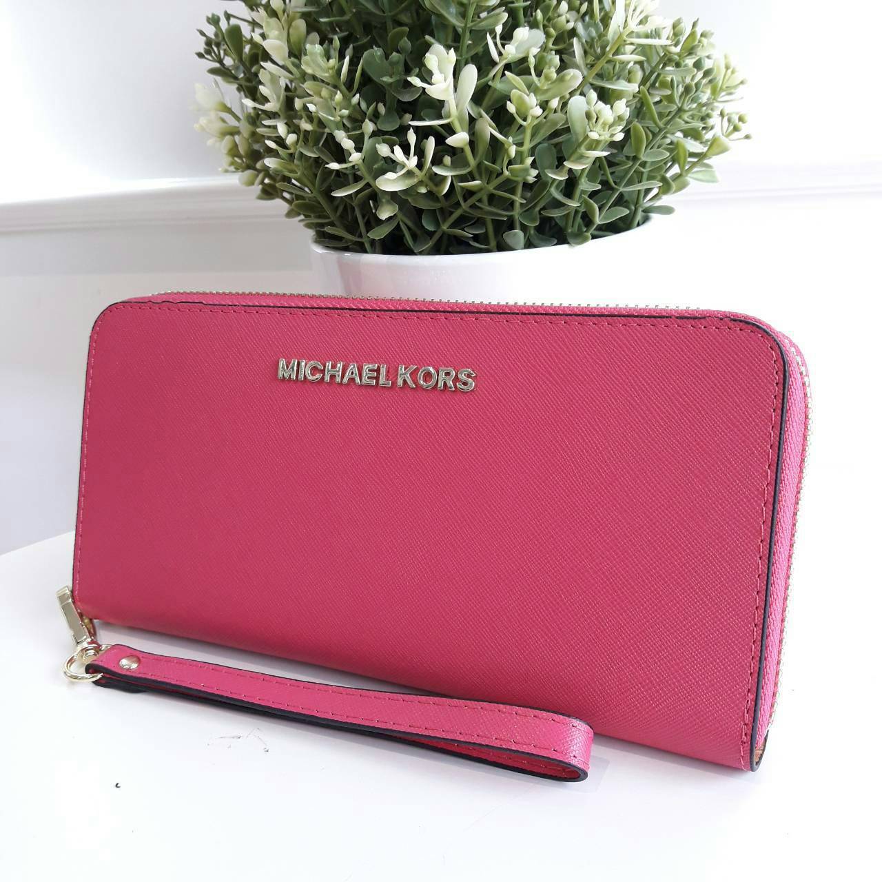 Michael kors saffiano long wallet กระเป๋าสตางค์ใบยาวแบบซิปรอบ วัสดุหนังลาย Saffiano สวยหรูมากๆ ด้านหน้าประดับ logo brand ซิปปั๊มแบรนด์ ภายในช่องใส่บัตร, ธนบัตร และช่องใส่เหรียญ ใส่ iPhone+ ได้ค่ะ มาพร้อมสายคล้องข้อมืออีก 1 เส้น ใบนี้คุ้มเกินราคา รับประกัน