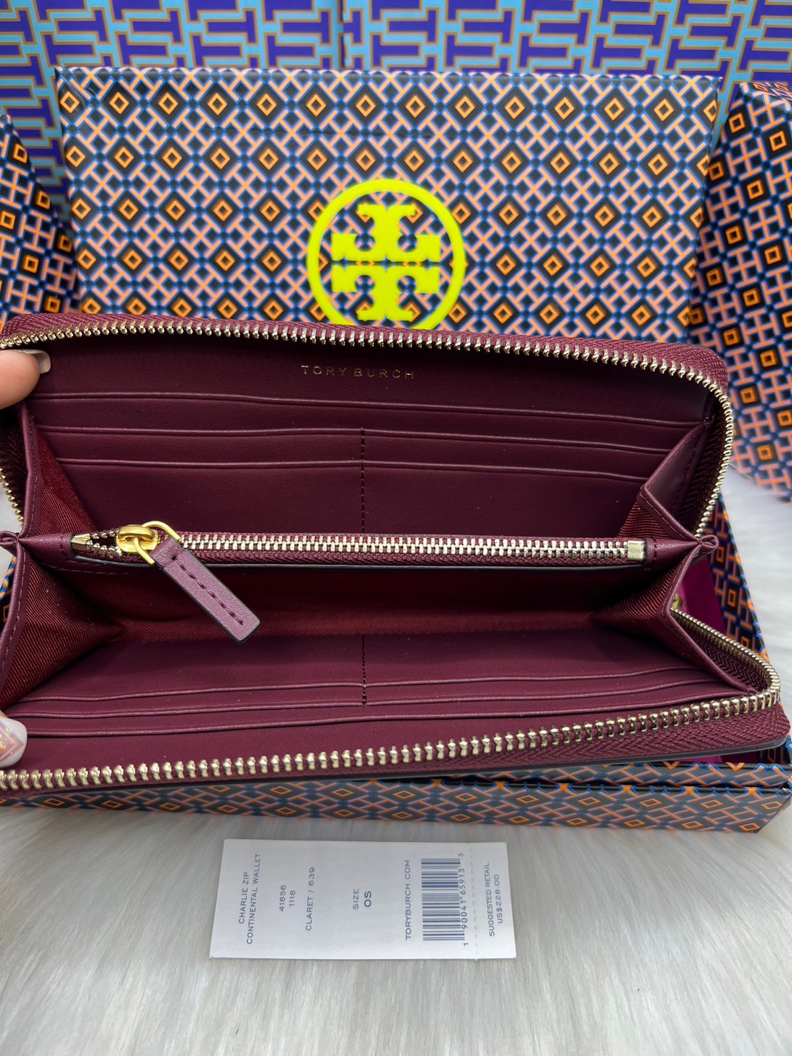 Tory Burch Charlie Zip Continental Wallet / Tory Wallet พร้อมส่ง กระเป๋าสตางค์ใบยาวสุดคลาสสิก ยังความเรียบหรูดูแพงด้วยโลโก้ด้านหน้า เป็นกระเป๋าสตางค์ทรงยาว ที่สามารถใส่บัตรได้หลายใบ