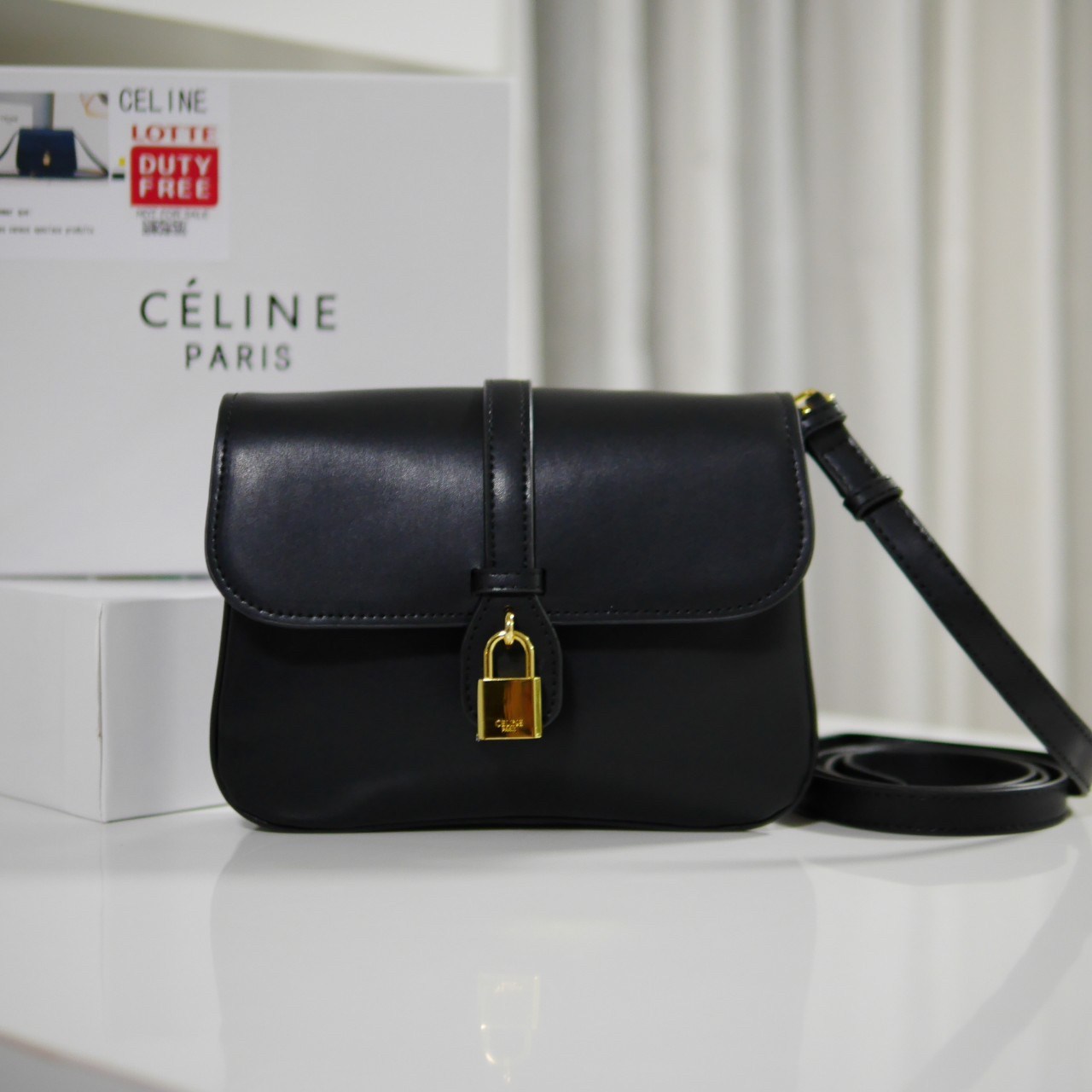 Celine Medium Tabou In Smooth Calfskin พร้อมส่งรุ่นใหม่แล้วค่า กับ CELINE SHOULDER BAG หนังเรียบสวยหรู ปรับดับพวงกุญแจสีทองด้านหน้า ด้านในเปิดด้วยด้วยกระดุม แบ่งช่องใส่ของออกเป็นสัดส่วน พร