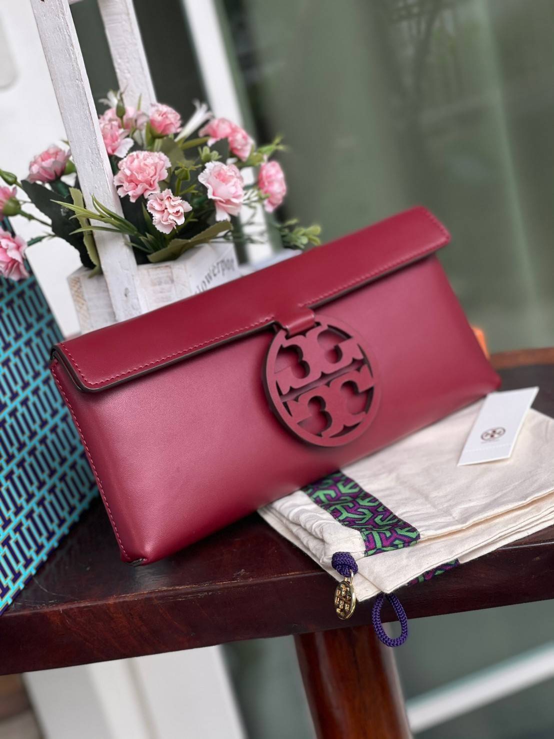 Tory burch Miller Metal clutch กระเป๋าคลัทช์ดีไซน์เรียบหรูออกแบบมาได้อย่างลงตัว ด้วยรูปทรงที่สวยงามและทันสมัย จากแบรนด์ Tory Burch ขนาดกำลังดี สามารถใส่กระเป๋าสตางค์หรือเครื่องสำอางค์ได้ตามขนาดกระเป๋า ในเรื่องของดีไซน์และLogo DoubleT เฉดเดียวกับสีของกระเป