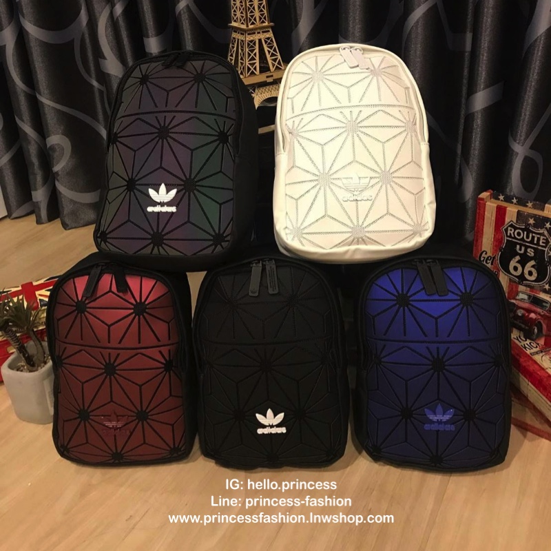Adidas Originals 3D Mini Backpack & Shoulder Bag หนึ่งในคอลเลคชั่นสไตล์สปอร์ตดีไซน์สุดฮิตจาก ISSEY MIYAKE ใช้ได้ทั้งชายหญิง ขนาดกลางกำลังดี น้ำหนักเบา เปิดปิดด้วยซิปคู่โลโก้แบรนด์ ภายในกว้างมีช่องใส่มินิไอแพคแยกเป็นสัดส่วน มีสายสะพาย2เส้น ดัดแปลงได้หลายรู