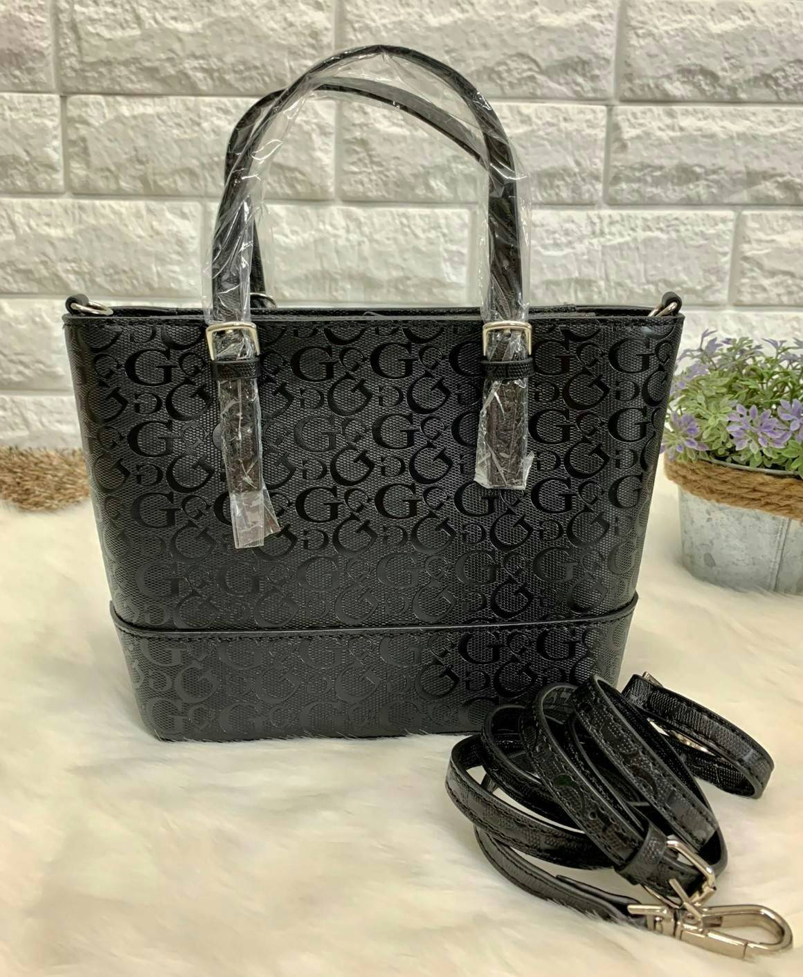 GUESS MINI TOTE BAG กระเป๋าถือหรือสะพายข้าง วัสดุหนังปั้มแบรนด์ทั้งใบ ด้านหน้ามีโลโก้แบรนด์ พร้อมห้อยพวงปอมปอมขนนิ่มมาให้ด้วยค่ะ เปิดปิดกระเป๋าแบบซิป ภายในใส่กระเป๋าสตางค์ใบยาวได้ค่ะ มีช่องซิปและช่องเล็กใส่ของจุกจิกนะค่ะ มาพร้อมสายยาวถอดออกได้เลื่อนปรับระ