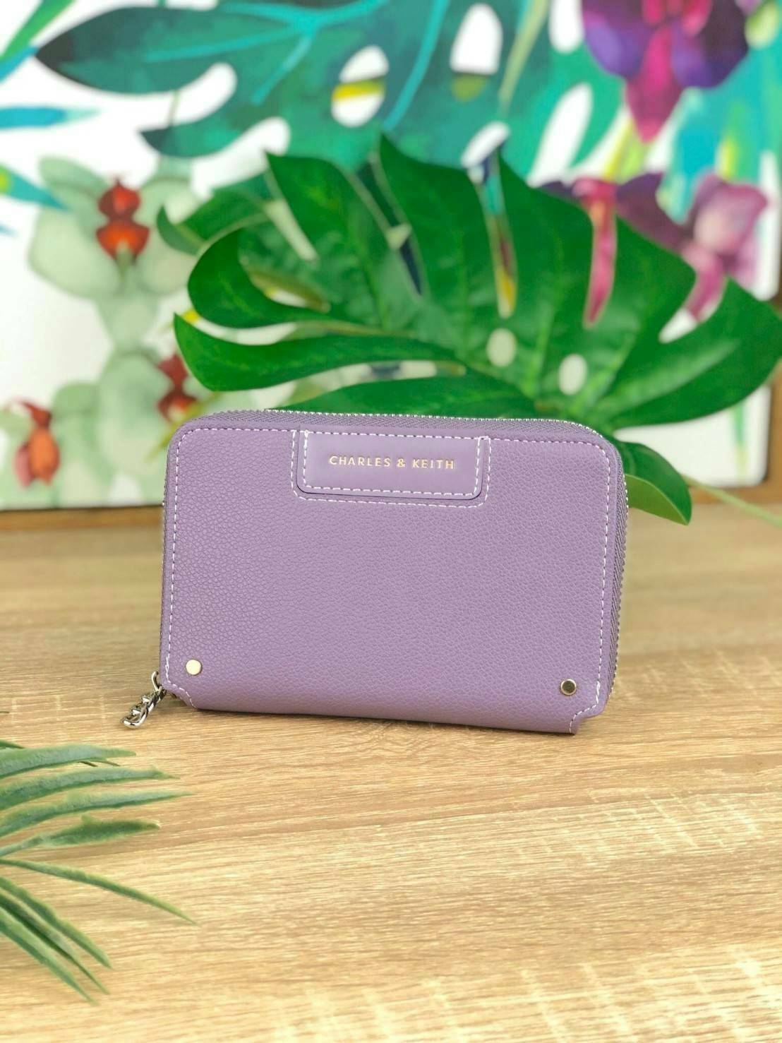 CHARLES & KEITH CHAIN ZIP WALLET กระเป๋าเงินซิปรอบใบกลาง หนังขึ้นลายสวยงาม ด้านหน้าปั๊มโลโก้แบรนด์ มีจุดเด่นที่ซิปเป็นห่วงโซ่เล็กๆน่ารัก ด้านในมีช่องซิปใส่เหรียญ ช่องบัตร 4 ใบและช่องใส่ธนบัตรตามยาว ใส่แบงค์พันได้ตามยาวเลยค่า ไว้ใช้กับกระเป๋าใบเล็กเหมาะมาก