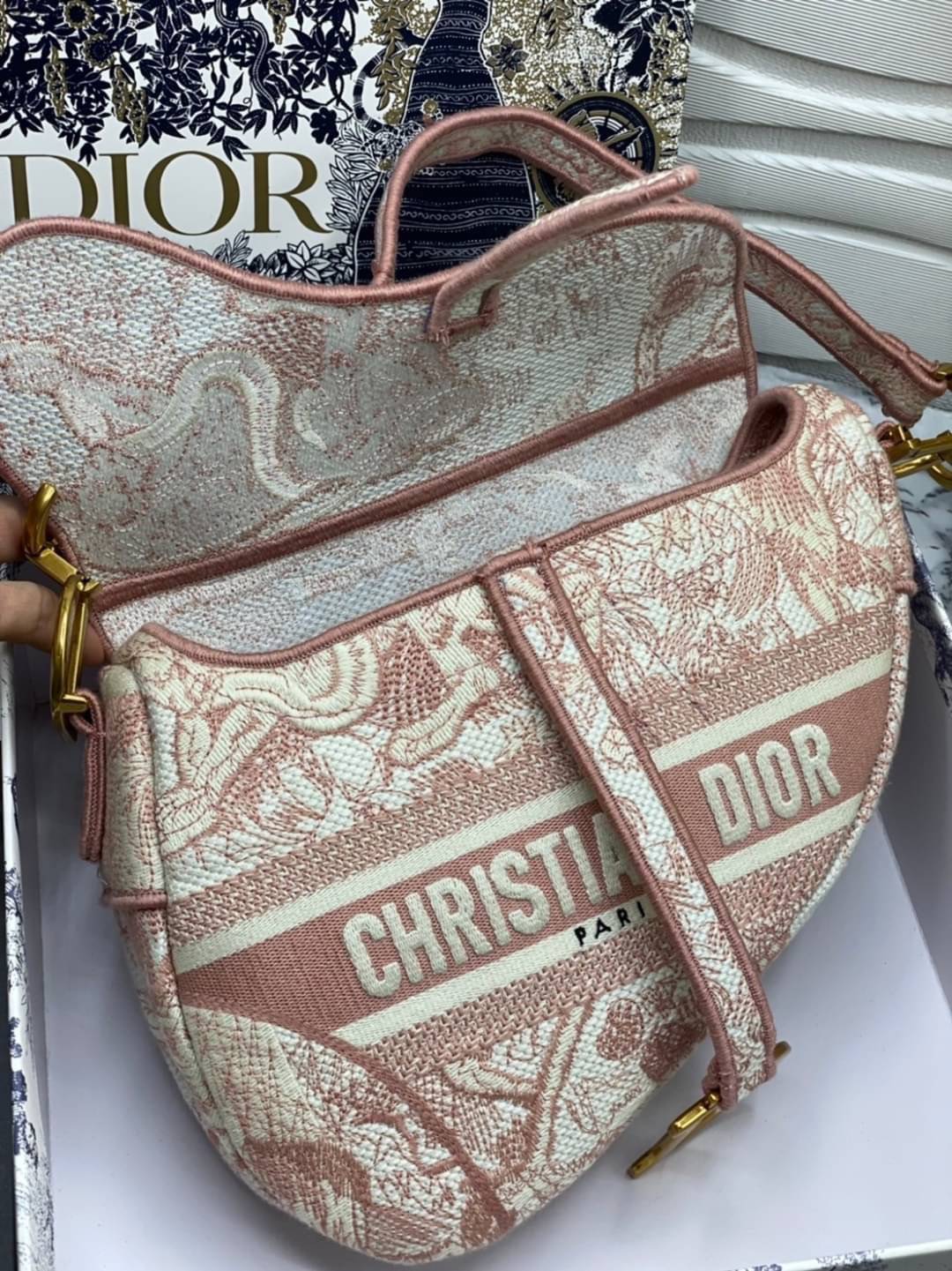 หนังแท้ DIOR SADDLE BAG Toile de Jouy Embroidery กระเป๋ารุ่นยอดนิยมตามแบบฉบับแบรนด์ พร้อมส่งที่ไทย เกรดออริจินอลหนังแท้ ภาพสินค้าถ่ายจากงานขายจริง ใช้งานต่างประเทศได้ค่ะ