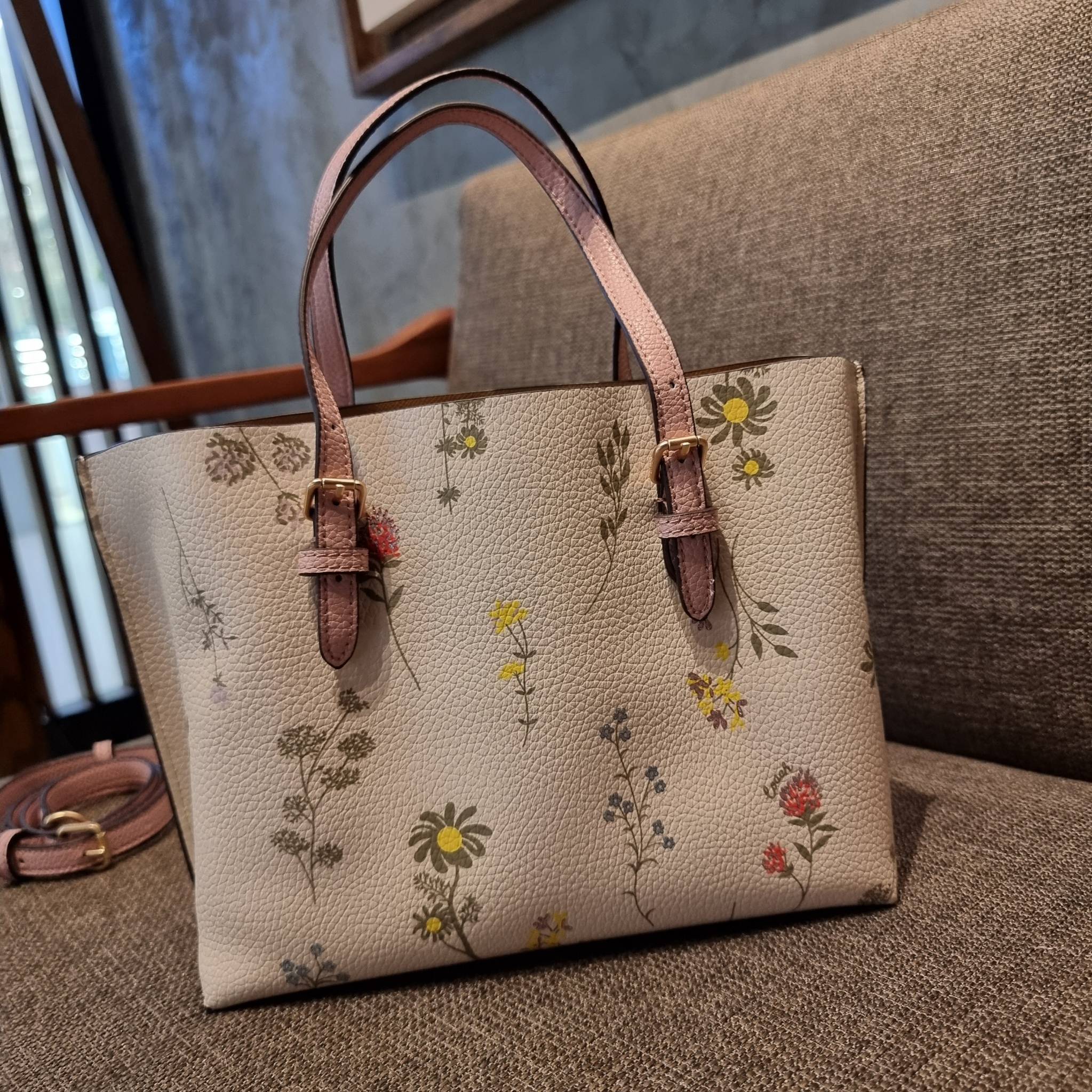 COACH C4084 MOLLIE TOTE 25 WITH SPACED WILDFLOWER PRINT ดีไซน์ใหม่ล่าสุด กระเป๋าโท้ทไซส์เล็กที่สาวๆต่างก็ต้องปักใจรัก รอบนี้น้องถูกเติมแต่งลวดลายดอกไม้ เพิ่มดีเทลความน่าใช้ไปอีก วัสดุหนัง pepble เรียบหรูดูดีม้าก!! ภายในโล่งกว้าง มีช่องซิปกลางใส่ของได้ ขนา