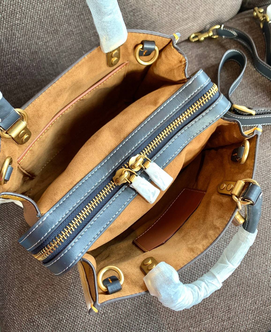 LIMITED EDITION!💥 💋สวยต้องยกนิ้วให้นางไปเลยจร้าา👍👍 COACH DISNEY X COACH ROGUE 25 WITH MICKEY MOUSE((C6166)) 📌พร้อมส่งที่ไทยก่อนใคร คุณภาพจัดเต็มบอกเลย หลงรักแน่นอนค่ะ! ✔️กระเป๋าหิ้ว//คล้องไหล่//สะพายข้างได้ ส