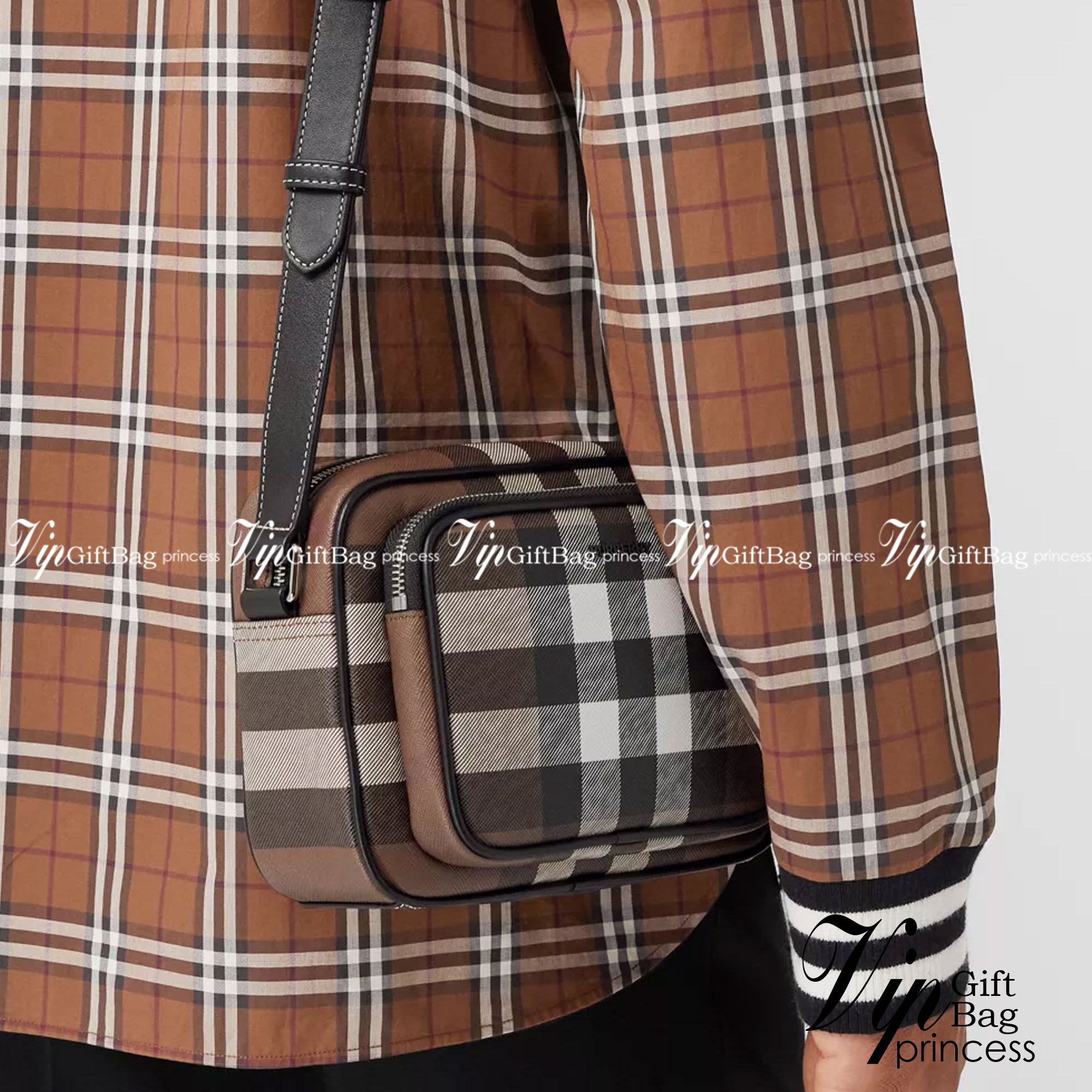 Burberry Vintage Check And Leather Crossbody Bag / Burberry Check Crossbody รุ่นใหม่ล่าสุด คุณผู้ชายช็อปด่วนค่า 🇬🇧 NEW ARRIVAL วัสดุ CANVAS อยู่ทรง ด้านหน้มีช่องซิปใส่ของหนึ่งช่อง ช่องหลักปิดเปิดด้วยซิป Rare items เด็ดๆแบบนี้ห้ามพลาดน้าาา