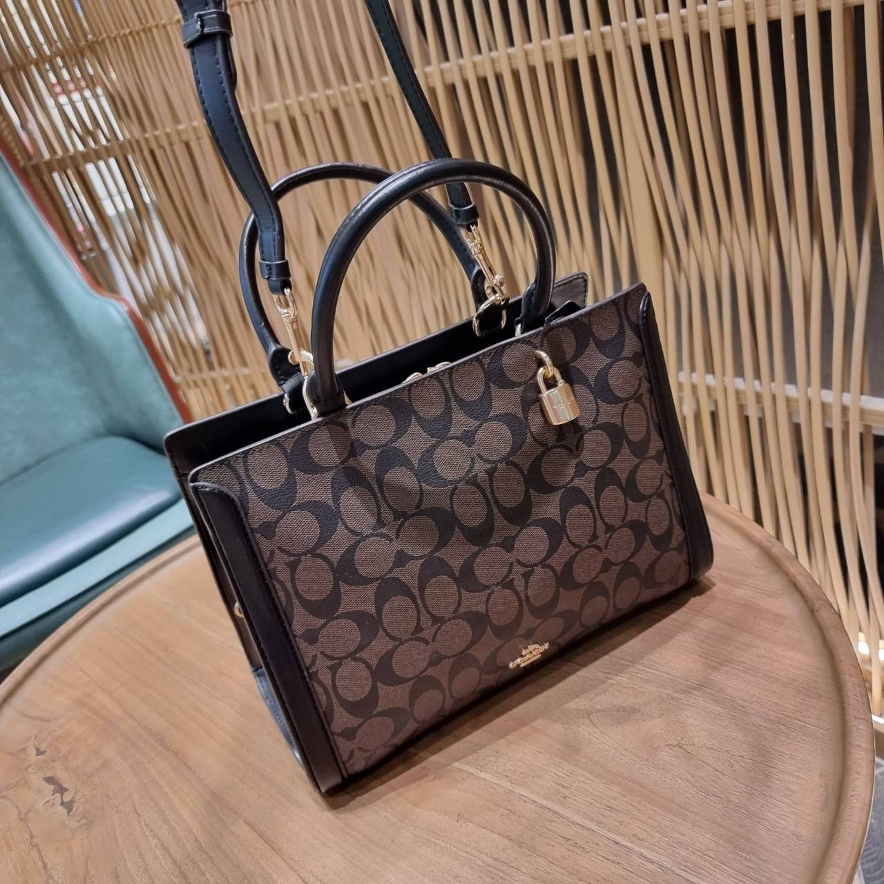 COACH ZOE CARRYALL IN SIGNATURE CANVAS เดอะเบสท์แห่งปี ต้องยกให้พี่คนสวยใบนี้เลย!! รุ่นที่สาวๆตามหา หายากอีกหนึ่ง กระเป๋าถือ/สะพายทรงสวย คลาสสิค ใบใหญ่จุคุ้ม มีดีเทลน่ารักๆที่แม่กุญแจ สามารถล็อคหัวซิปได้ กุญแจซ่อนในพวงหนังห้อยก็น่ารักไปอีก ภายในโล่งกว้าง 