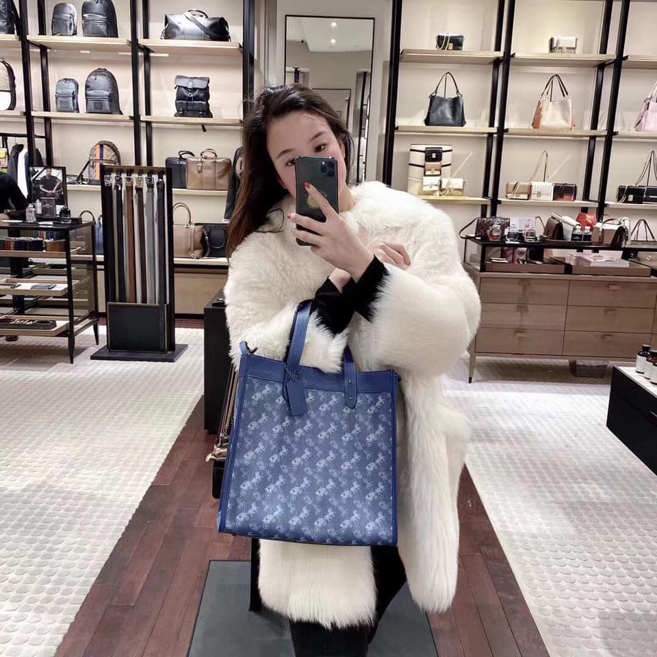 OUTLET 】Coach Field Tote With Horse And Carriage Print พร้อมส่งที่ไทย 89143 Blue True Blue Field Tote