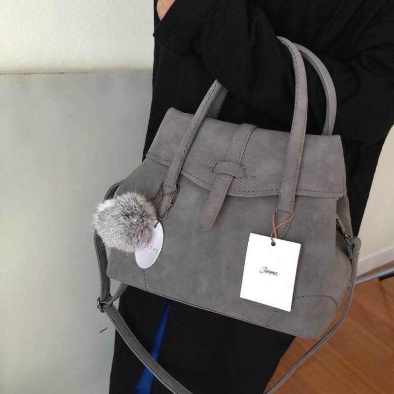 งานแท้ชนช้อป สินค้าขายดี ถึงไทยอีกรอบละค่า !! Berke frink hand bag -Grey color กระเป๋าถือ/สะพายหนังกลับ ทรงเก๋ ตัวกระเป๋าขนาดกำลังดี ประดับด้วยพวงกุญแจพู่สุด chic ภายในมีช่องใส่จองตุกติกอย่างดี ตัวกระเป๋าน้ำหนักเบาจุของคุ้มคะ ใช้ได้ทุกโอกาส Don't mis