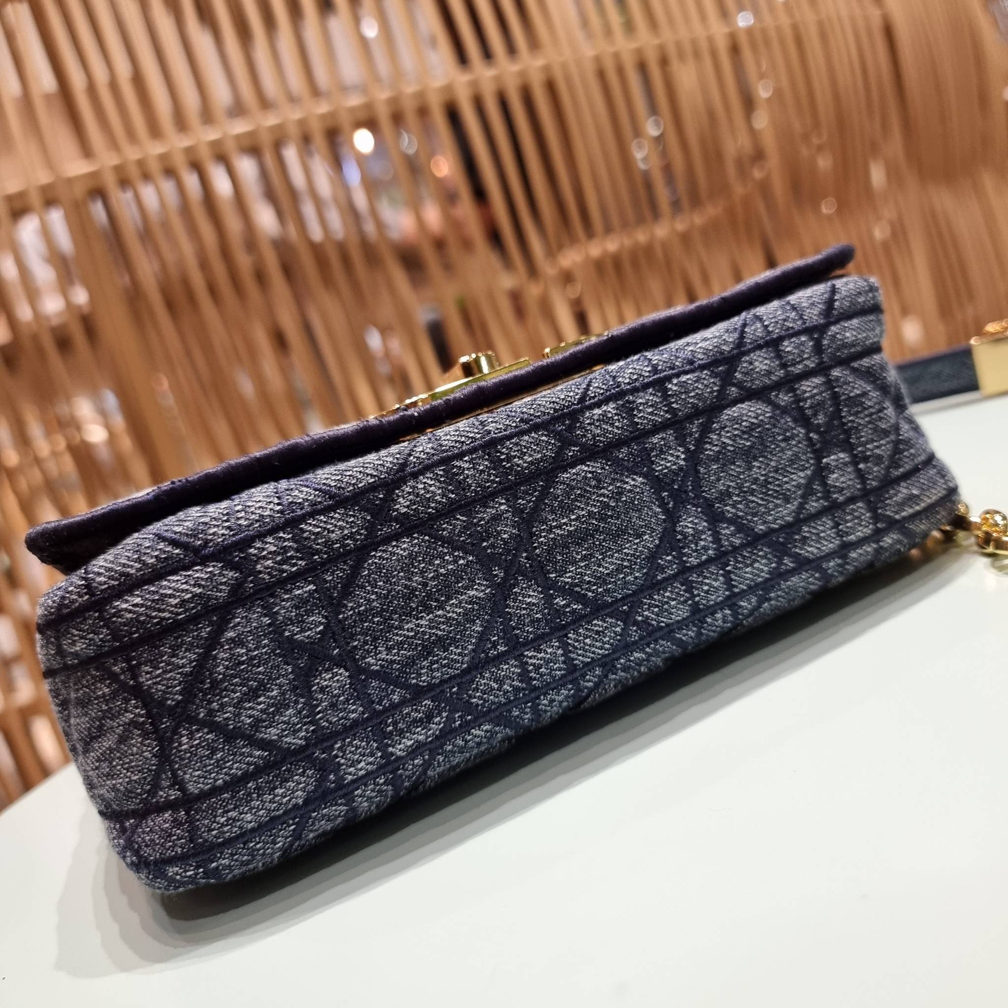 VIP CD SMALL CARO SHOULDER BAG / DIOR CARO / Dior Cruise 2021 Bag กระเป๋าสะพายข้างทรงสวย ดีไซน์ย้อนยุค ที่รอบนี้โดดเด่นเป็นเอกลักษณ์มากๆ ดีไซน์สีเดนิมคลาสสิค เปิด-ปิดด้วยอะไหล่บิดล็อค หรูหรา ใช้งานง่าย วัสดุผ้าเดนิมทนทาน ภายในเป็นช่องโล่ง มีช่องย่อย ด้านห