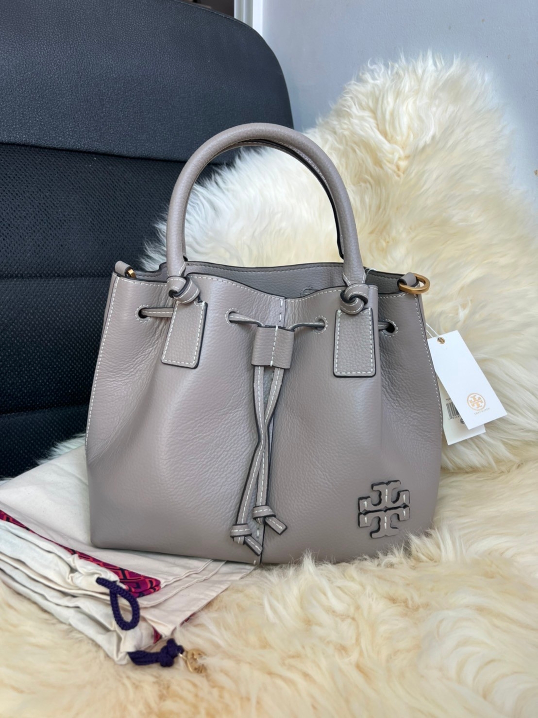 OUTLET 】TORY MCGRAW SMALL DRAWSTRING กระเป๋าถือหรือสะพายข้าง วัสดุหนังวัวแท้ อะไหล่ทอง เปิด-ปิดด้วยสายหนังรูด จะถือหรือสะพายข้างได้Crossbodyได้ น้ำหนักเบาจุของได้เยอะ ด้านหน้าประดับโลโก้แบรนด์ ด้านในมีช่องเล็กสำหรับใส่บัตรใส่ตังค์ได้ มีสายยาว ปรับสายได้ ถ