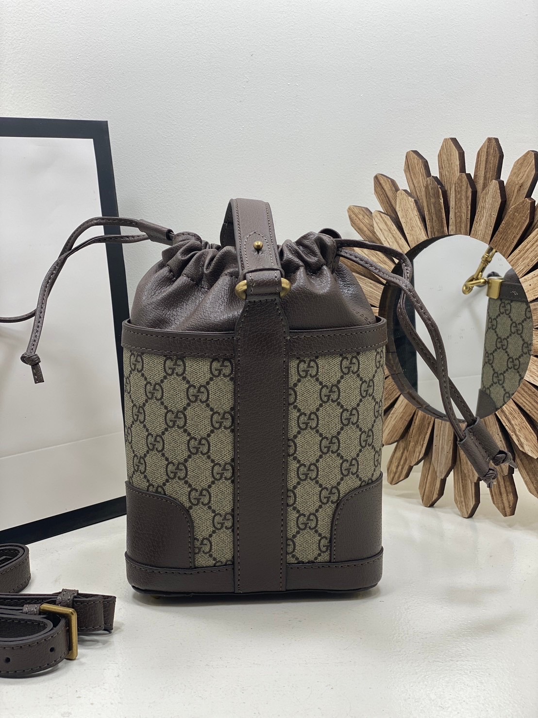 ORI หนังแท้ | GUCCI Ophidia GG Bucket Bag กระเป๋าสะพายทรงบัคเก็ตสามเหลี่ยม สุดไอโคนิค เพิ่มกิมมิกแต่งแถบอะไหล่สีทอง สวยหรูคลาสิกสุดๆ เป็นรุ่นหายาก ของมาจำกัด อย่าพลาดเชียวน้า