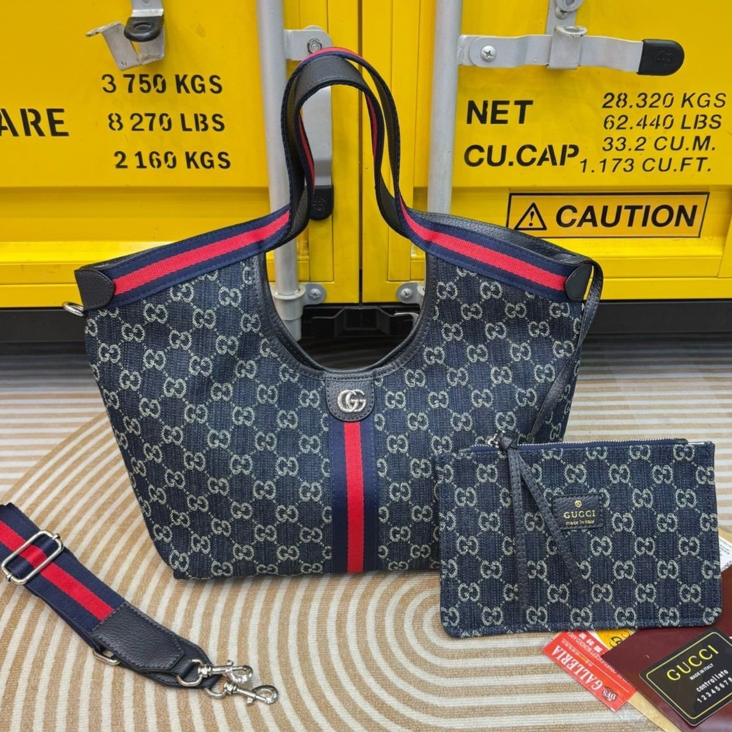 Gucci Giglio Denim Tote Bag กระเป๋าทรงสะพายทรงโท้ทเดนิม ดีไซน์ใหม่ล่าสุด สวยหรู่เท่มาก มาพร้อมใบเล็กเข้าเซ็ท พร้อมสายสะพายยาวเขียวแดงเป็นเอกลักษณ์ ภายในโล่งกว้าง จุของได้เยอะจุใจ ใบจริงสวยน่าใช้มาก สาวๆ ติดแกรมควรมีค่า