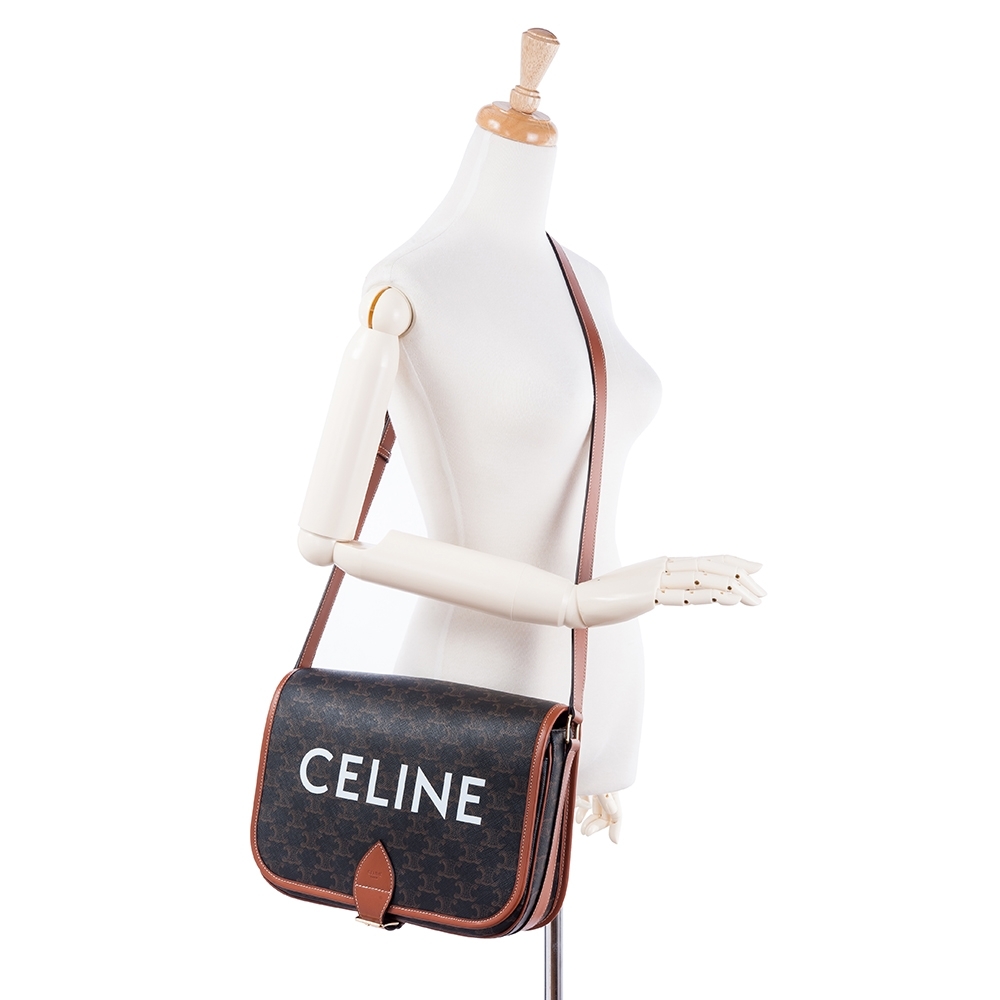 VIP 】Celine Messenger Folco Bag in Triomphe Canvas โดดเด่นไม่เหมือนกับลวดลายแคนวาสที่เป็นเอกลักษ์แบรนด์แบบไม่เหมือนใครให้ด้วยความเรียบหรูดูทางการ เพิ่มความภูมิฐานให้กับคุณอย่างลงตัวเลยทีเดียวสำหรับกระเป๋าทรงแนวนอน ซึ่งเป็นกระเป๋าที่ได้รับความนิยมอย่างมาก 