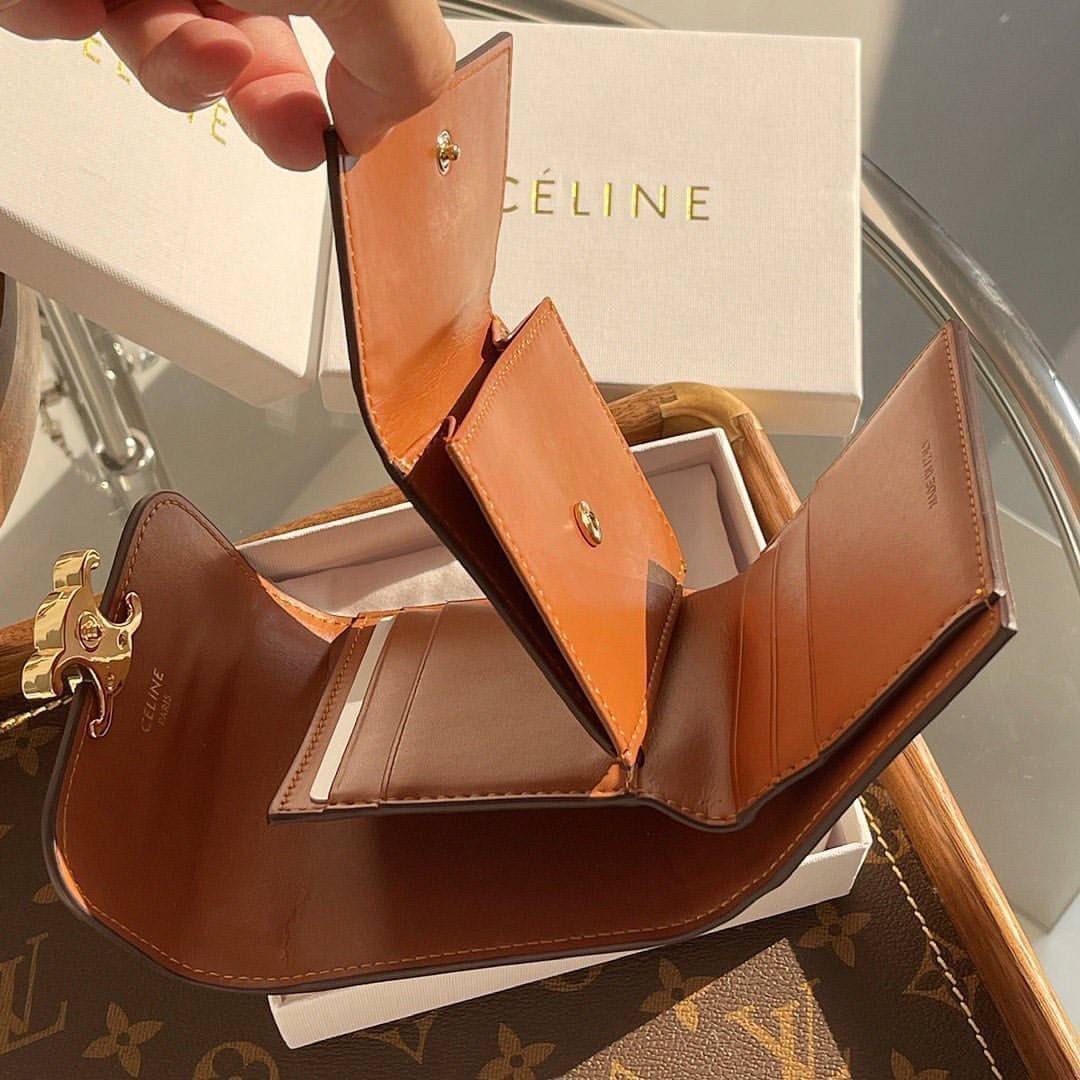CELINE SHORT WALLET กระเป๋าสตางค์ซีลีนใบสั้น สวยหรูอยู่ทรงมีโลโก้ด้านหน้าเปิดปิดด้วยฝาพับกระดุมแม่เหล็ก ภายในมีช่องแบ่งหลายช่อง มีช่องใส่บัตรหลายช่อง มีช่องใส่เหรียญ ช่องใส่ธนบัตร ใส่แบงก์พันได้เยอะเหมือนกระเป๋าสตางค์ยาว ไอเท็มแนะนำพร้อมส่งที่ไทยในราคาสุด