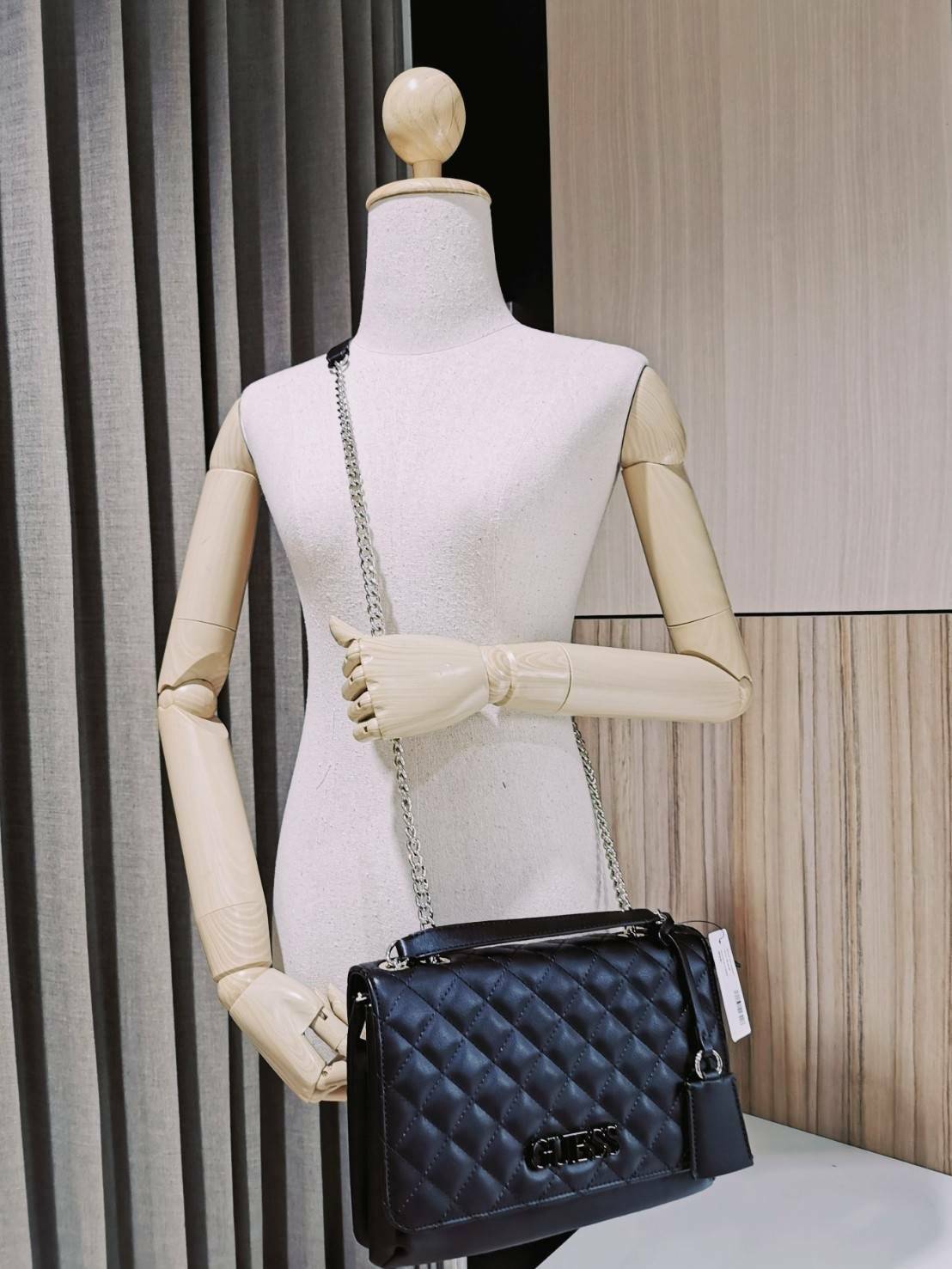 GUESS CROSSBODY BAG กระเป๋าสะพายรุ่นใหม่ล่าสุดทรงเหลี่ยมหนังนิ่มสวยเดินเส้นลายตารางอยู่ทรงด้านหน้าประดับโลโก้ GUESS สวยดูมีเปิดปิดด้วยฝาปิด ภายในมีช่องแบ่งสองช่องเป็นสัดส่วนใส่กระเป๋าสตางค์ใบยาว มือถือ ของจุกจิกได้เยอะ พร้อมสายสะพายโซ่ต่อหนังจะเลื่อนใช้สา