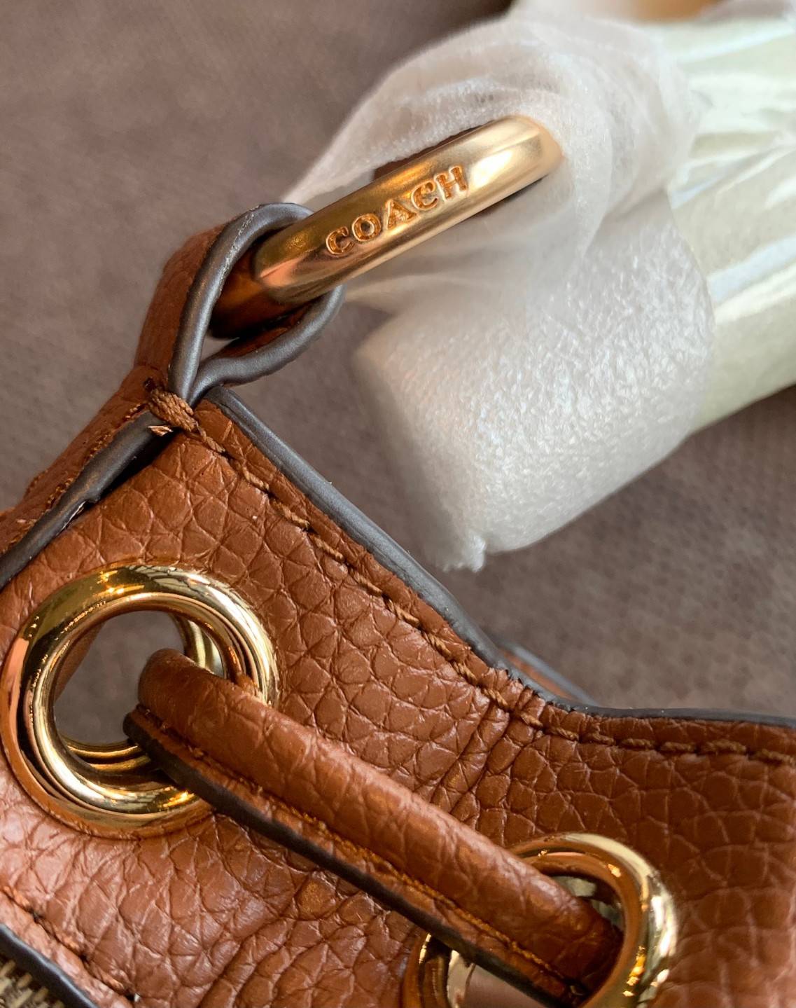 น้องใหม่ล่าสุด สวยเกินต้านเลยค่าา! COACH DEMPSEY DRAWSTRING BUCKET 15 IN SIGNATURE JACQUARD WITH STRIPE 2021 พร้อมส่งที่ไทย ออกใหม่ล่าสุด ห้ามพลาดค่า! กระเป๋าทรงขนมจีบ วัสดุJacquard+หนังแท้ ตัเแทบสีตรงกลาง เพิ่มสีสันเข้ามาได้ลงตัวสวยงามมากๆค่ะ