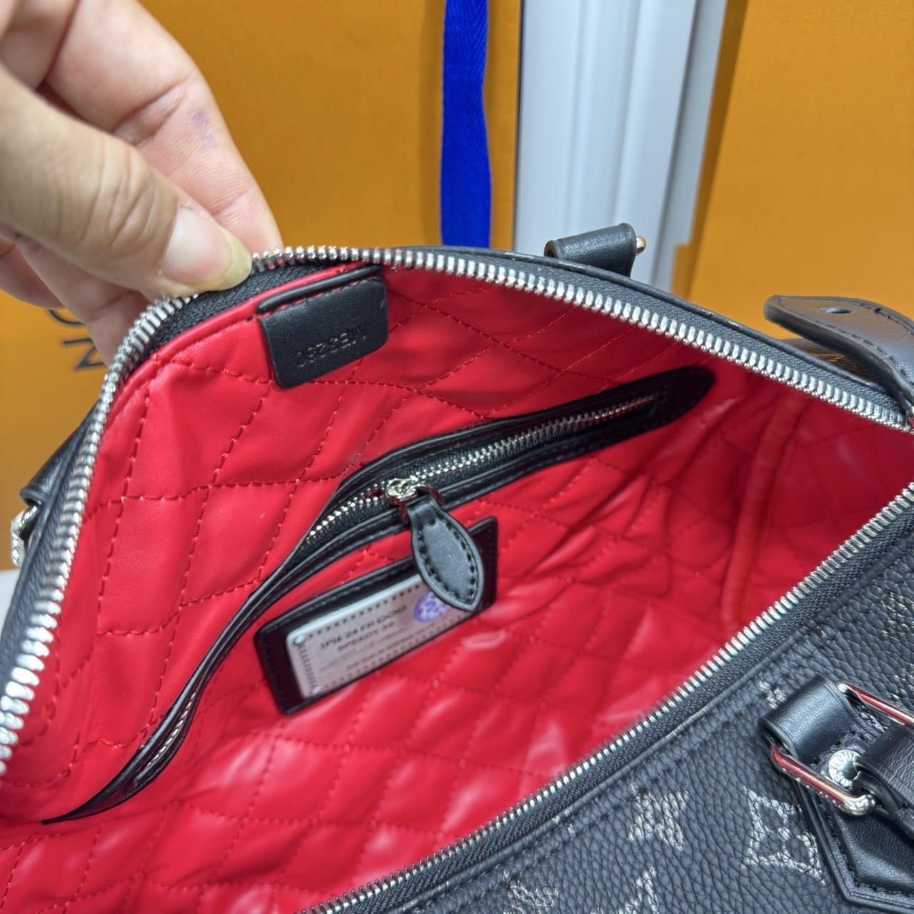 ORI หนังแท้ | LV Speedy P9 Bandoulière 30 Jackets กระเป๋าสะพายทรงหมอนสปีดี้ หนังสีดำ ประดับหมุดกระดุม ภายในบุหนังสีแดงแบบควิลต์งดงามสมบูรณ์แบบ