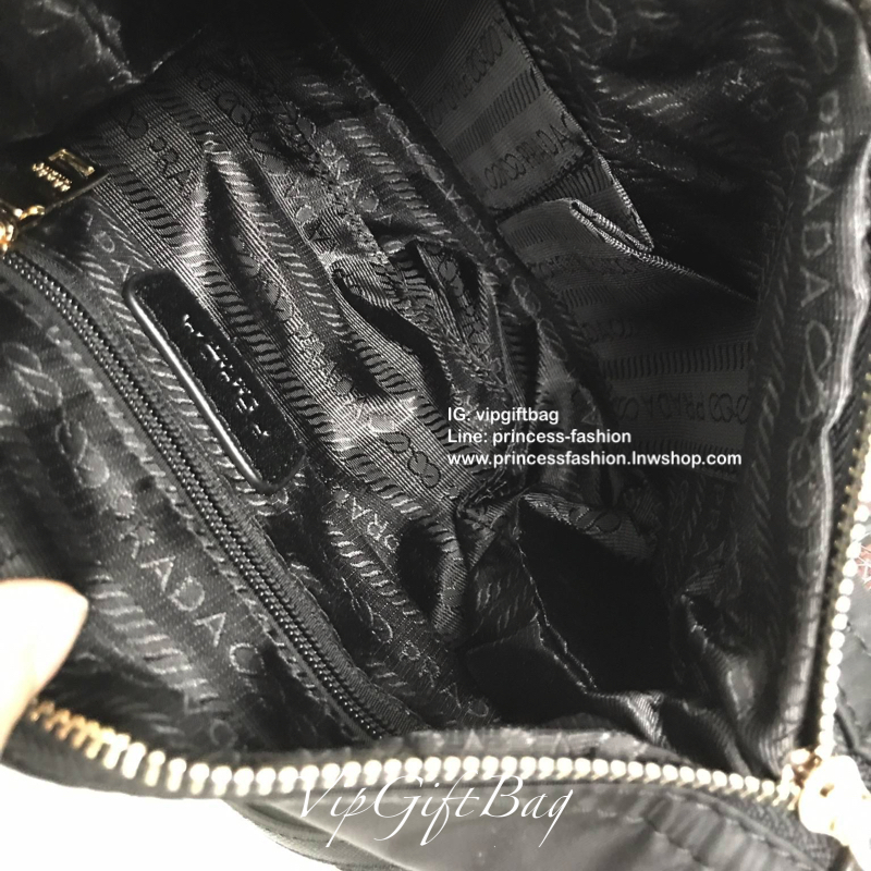 ที่สุดแห่ง Best Seller ~~ งานพรีเมี่ยมกิ้ฟ จากเคาเตอร์ต่างประเทศ จากแบรนด์ PRADA เป็นกระเป๋า เครื่องสำอางค์ แต่มีสายสะพายยาวให้ 2 สาย เป็นแบบคล้องแขน และสะพายข้างลำตัว ใช้เป็น shoulder bag ได้เลยค่า หรือ ถือลำลองสวยๆ ก้อเลิศค่ะ คุ้มมากค่ะ ภายในมีช่องแบ่งเ