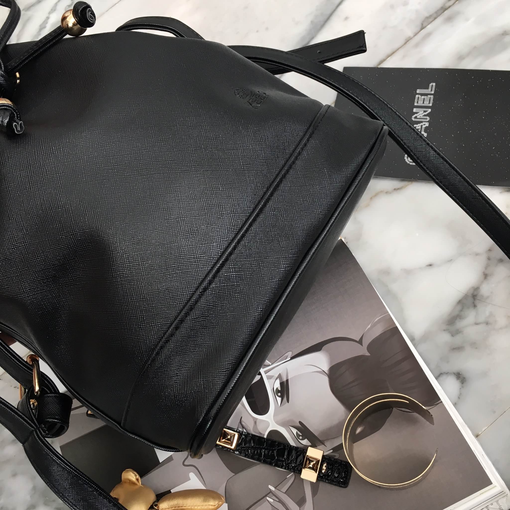 กระเป๋า KEEP Bucket มาคะ รุ่นนี้หนัง saffiano อย่างดี ด้านหน้า pump logo brand สวยมากคะ ตัดกับอะไหล่ทอง ทรงสวย น้ำหนักเบา จุของได้เยอะมากคะ ใครที่ชอบทรงนี้ห้ามพลาดเลยคะ แนะนำ