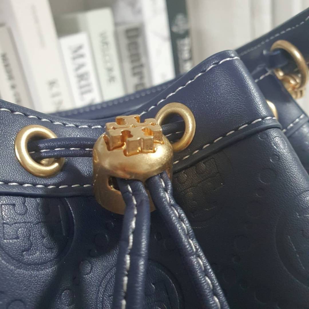 OUTLET 】BEST PRICE!! ปรับราคาพิเศษ เหมาะกับให้เป็นของขวัญที่สุด! งานช็อป 💕 Tory burch monogram leather bucket bag ดีไซน์สวยงามตามแบบฉบับของแบรนด์แล้ว **ที่ทำจากวัสดุหนังแท้ ตัวกระเป๋าอยู่ทรงสวยมีลายแบรนด์สวยหรู ใช้รูดเปิดปิด ภายในบุผ้าอย่างดี มีช่