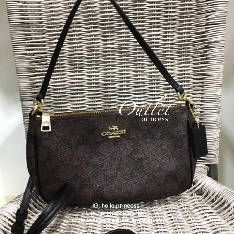 COACH HANDLE POUCH SIGNATURE BAG (รุ่นโลโก้อะไหล่ตัวเล็ก) กระเป๋าสะพาย หรือสะพายข้าง Crossbody ราคาสุดคุ้มค่ะ วัสดุ pvc อย่างดี ลาย C เปิดปิดกระเป๋าแบบซิป ภายในสามารถใส่กระเป๋าสตางค์ใบยาวขนาดปกติได้ ของอื่นๆจุค่ะ มีช่องเล็กใส่ของจุกจิก สายยาวถอดออกได้เลื่