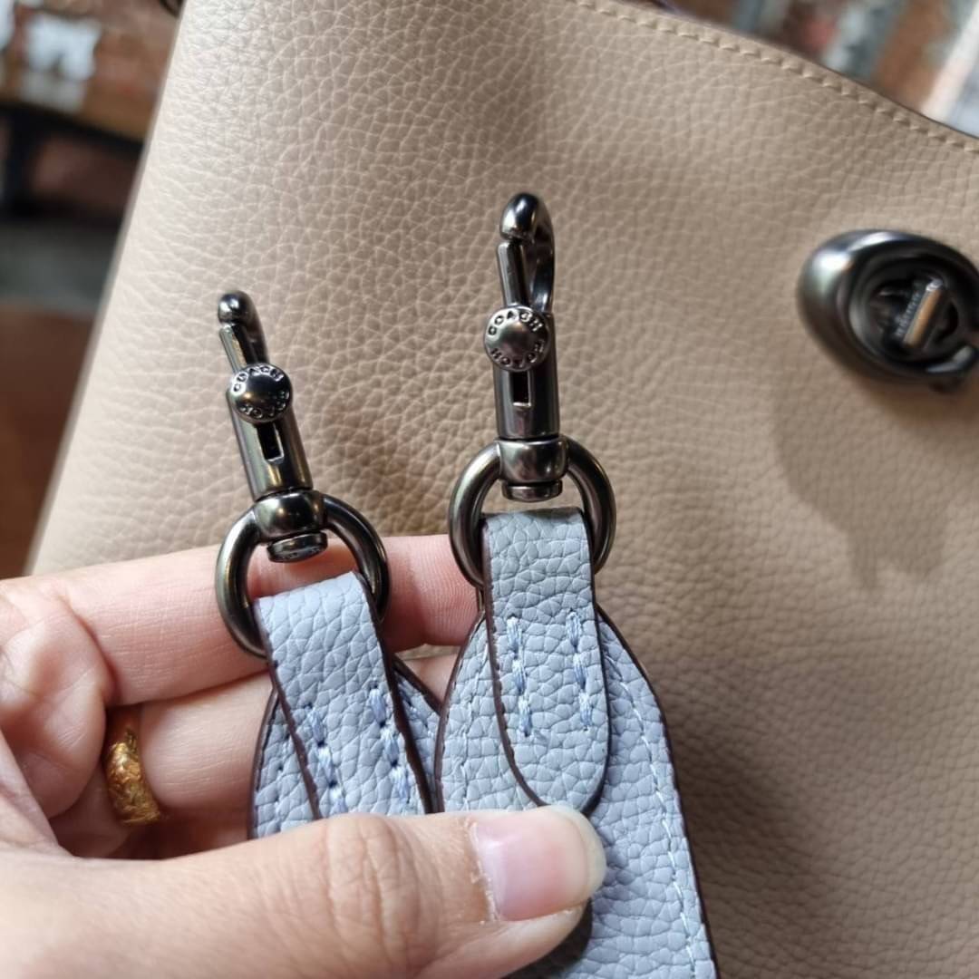 COACH WILLOW SHOULDER BAG ((C2745//C2590//C2621)) พร้อมส่งที่ไทย รุ่นแนะนำค่ะ🔥🔥 🔺กระเป๋าหิ้ว//คล้องไหล่//สะพายข้าง สุดคุ้ม! หนังแท้ชั้นดี ได้ไปหลงรักแน่นอนค่ะ หนังสวยมากๆ😘 🔺ตัวกระเป๋าแบ่งเป็นสองช่องหลัก ด้านนึงเป็นแ