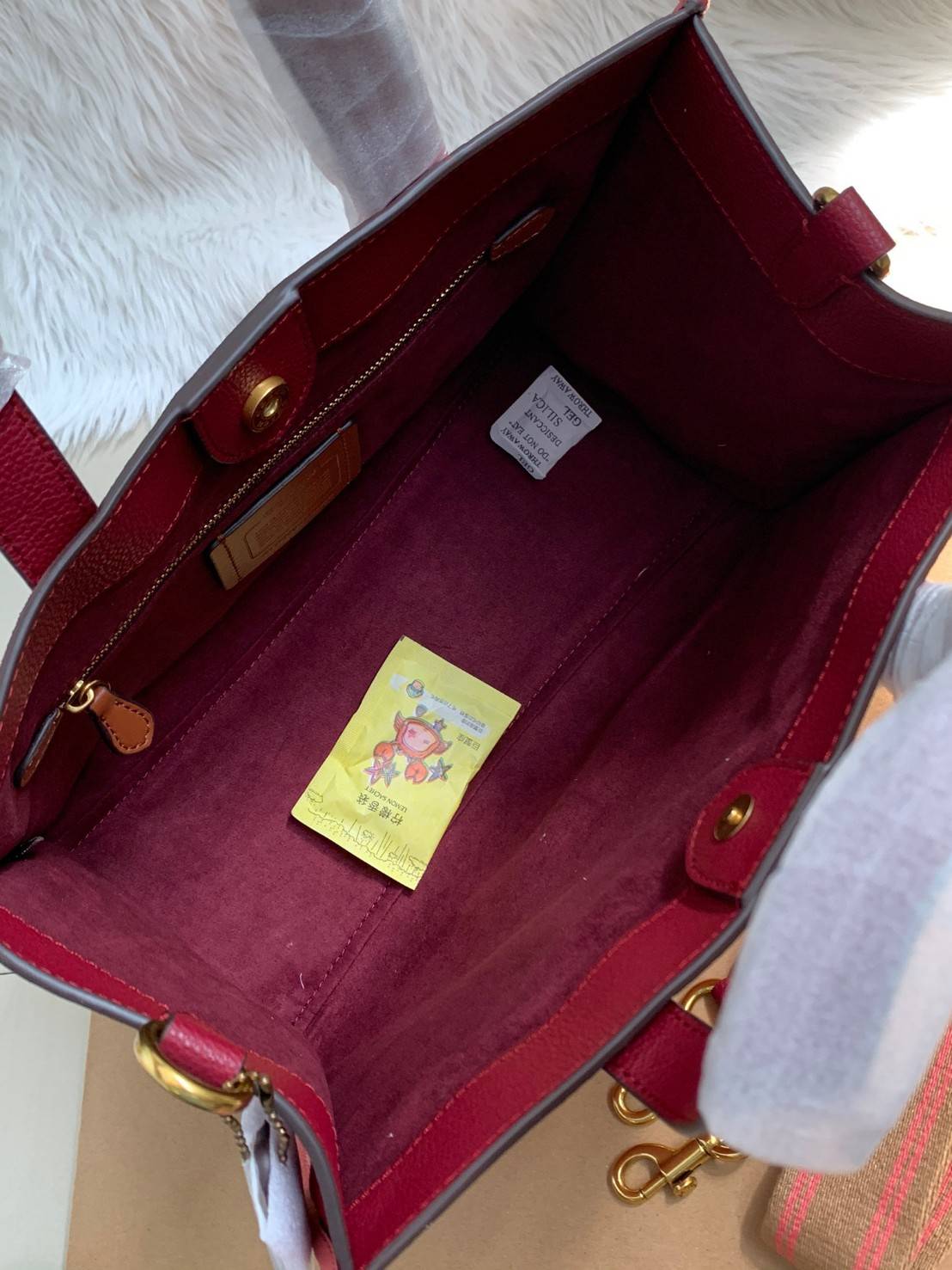 ของแท้ 💯% Limited edition XHBC COLLECTION COACH FIELD IN COLORBLOCK ((1092//1093)) 🌈พร้อมส่งสีหวานเหมาะกับหน้าร้อนนี้มากๆค่ะ! กระเป๋าหิ้ว//สะพายข้าง หนังแท้นิ่มตัดขอบกำมะหยี่ด้านบนได้อย่างสวยงามลงตัวค่ะ ปากกระเป๋าเปิดปิดแบบกระดุมแม่เหล็ก