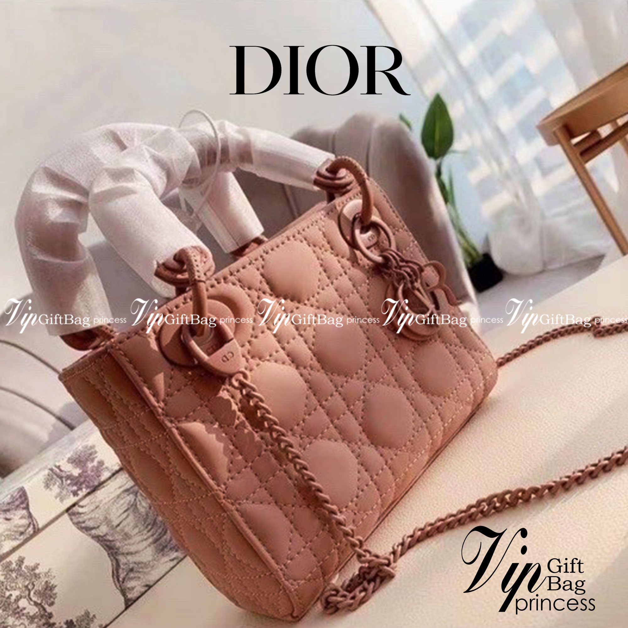 DIOR CD LADY BAG / Christian Dior Lady Dior Ultra-Matte Bag พร้อมส่ง 5 โทนสีพาสเทลหวานๆ น่ารักละมุน ตัวห้อยโลโก้โทนสีเดียวกระเป๋า น่ารักมากค่ะ ดีไซน์เรียบง่าย แต่แฝงไปด้วยความหรูหรา ทรงกล่องคลาสสิค วัสดุหนังแท้ มีหูจับในตัวและสายครอสบอดี้สุดเลิศ มาพร้อมสา