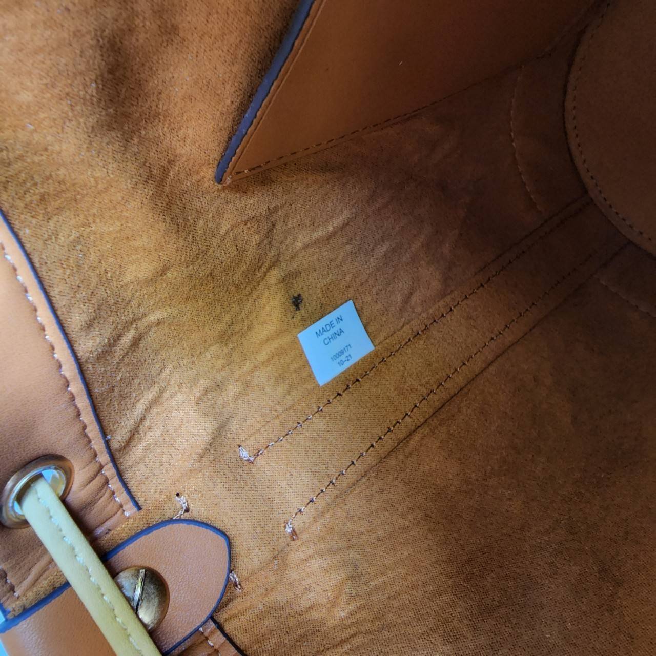 Tory Burch T Monogram Colorblock Bucket Bag กระเป๋าสะพาย ทรงบัคเกต รุ่นฮอต สไตล์ไหนเข้าได้ทุกลุค วัสดุ jacquard ตัดขอบหนังแท้ ภายในเป็นช่องโล่งกว้าง ใส่ของได้เยอะหยิบจับสะดวก มาพร้อมสายสะพายข้างหนังแท้ ถอดและปรับระดับได้สะพายชิวได้ทุกโอกาส