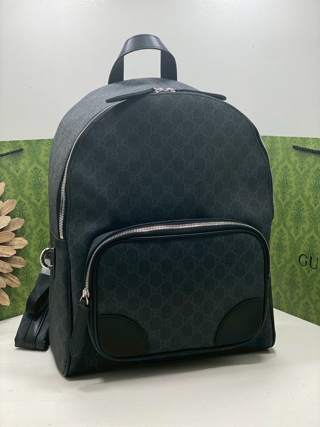 ORI หนังแท้ | Black Gucci GG Emblem medium backpack กระเป๋าสะพายหลัง กระเป๋าเป้ ดีไซน์เรียบง่าย รูปทรงใช้งานง่าน ภายในโล่งกว้าง จุของได้เยอะ