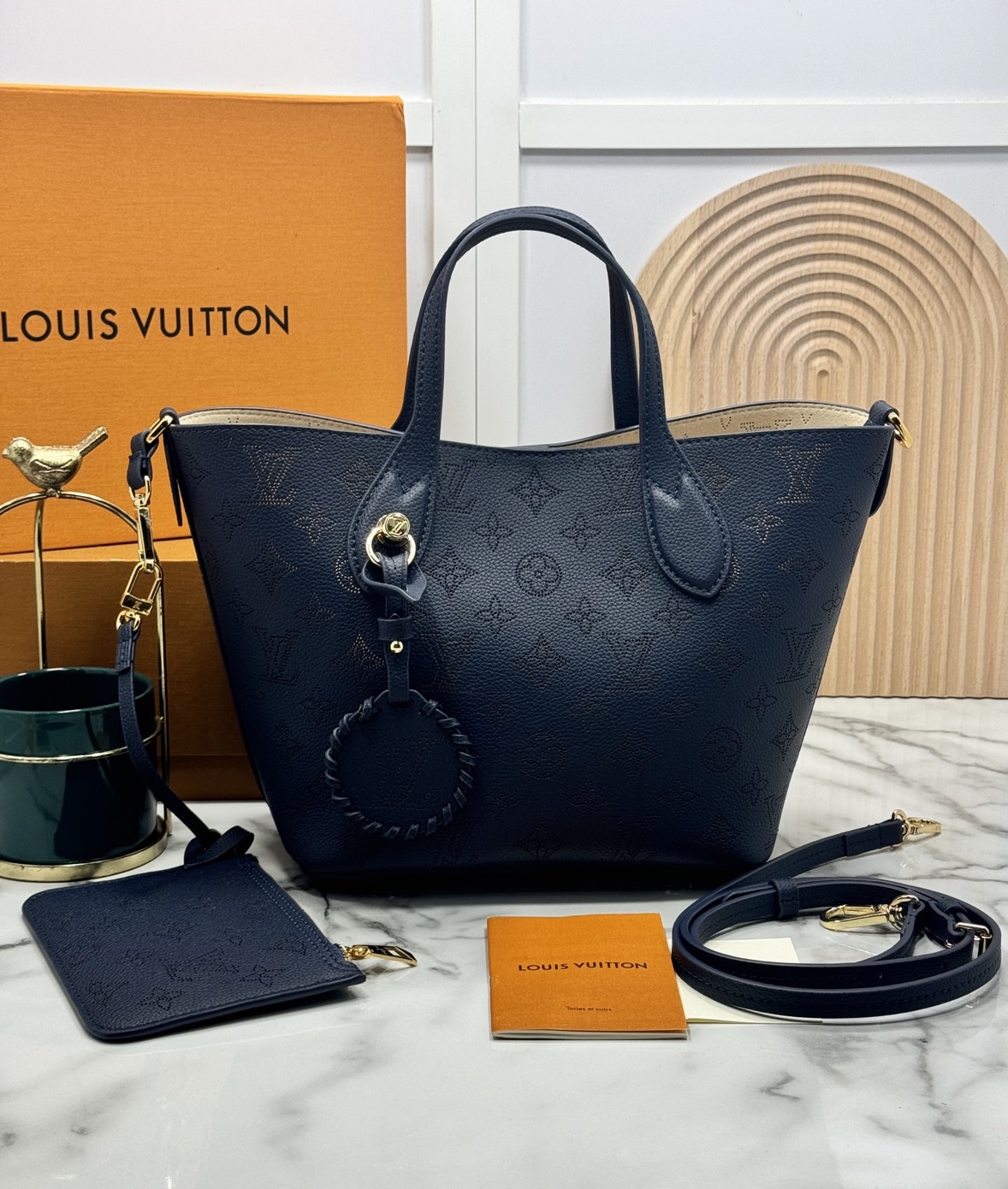 TOP ORI หนังแท้ | LV Blossom PM bag กระเป๋าทรงโท้ทรุ่นใหม่ โทนสีกรมคลาสสิกเหนือกาลเวลาที่มีสไตล์พร้อมตอบโจทย์การใช้งานมากขึ้น ฉลุลายโลโก้เป็นเอกลักษณ์ สวยหรู ดูแพงมากค่ะ