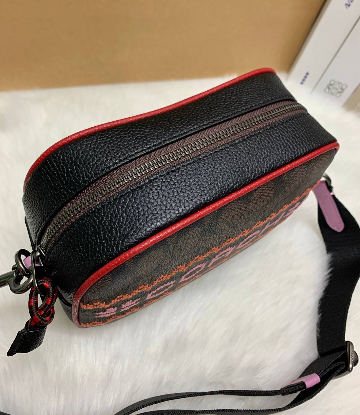 COACH DEMPSEY CAMERA BAG IN SIGNATURE ((C1541)) กระเป๋าทรงกล้องขนาดกระทัดรัด หนังแท้สวยงาม น่าใช้ค่ะ ด้านหน้าเป็นงานปักโลโก้+ลายกัวใจต่อๆกัน ได้สวยงาม เปิดปิดกระเป๋าแบบซิป ภายในสามารถใส่กระเป๋าเงินใบกลางได้;มือถือได้ทุกรุ่น;ของจุกจิกอื่นๆได้พอประมานเลยนะค