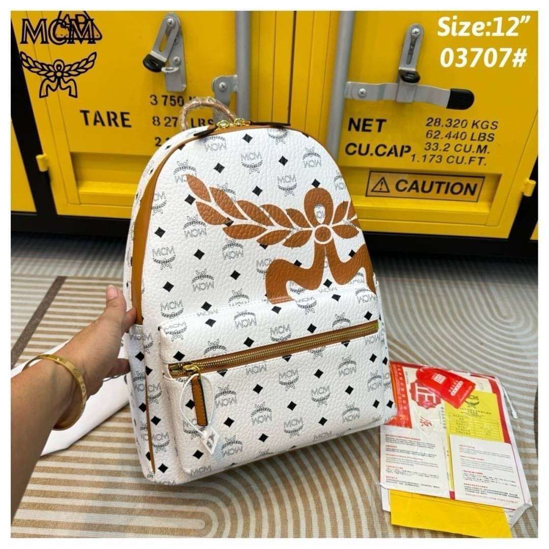 ORI | M.C.M Stark Visetos Canvas Backpack White กระเป๋าเป้คอลใหม่ ดีไซน์โลโก้ด้านหน้าสวยหรูโดดเด่น Best seller Unisex ของงานเป้จริงๆ ใช้ได้ทั้งหนุ่มๆและสาวๆ