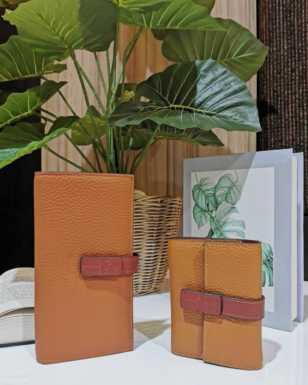 LOEWE SHORT WALLET VIP กระเป๋าสตางค์โลเอเว่ วัสดุหนังแท้เทคเจอร์สวยอยู่ทรงปั้มโลโก้แบรนด์ด้านหน้าเปิดปิดด้วยกระดุม ภายในมีทั้งช่องใส่รูป ช่องใส่ธนบัตร ใส่แบงก์พัน ช่องใส่บัตรหลายช่อง มีช่องซิปใส่เหรียญ พกพาสะดวกไอเท็มแนะนำสวยน่าใช้ พร้อมส่งที่ไทยสุดคุ้มห้