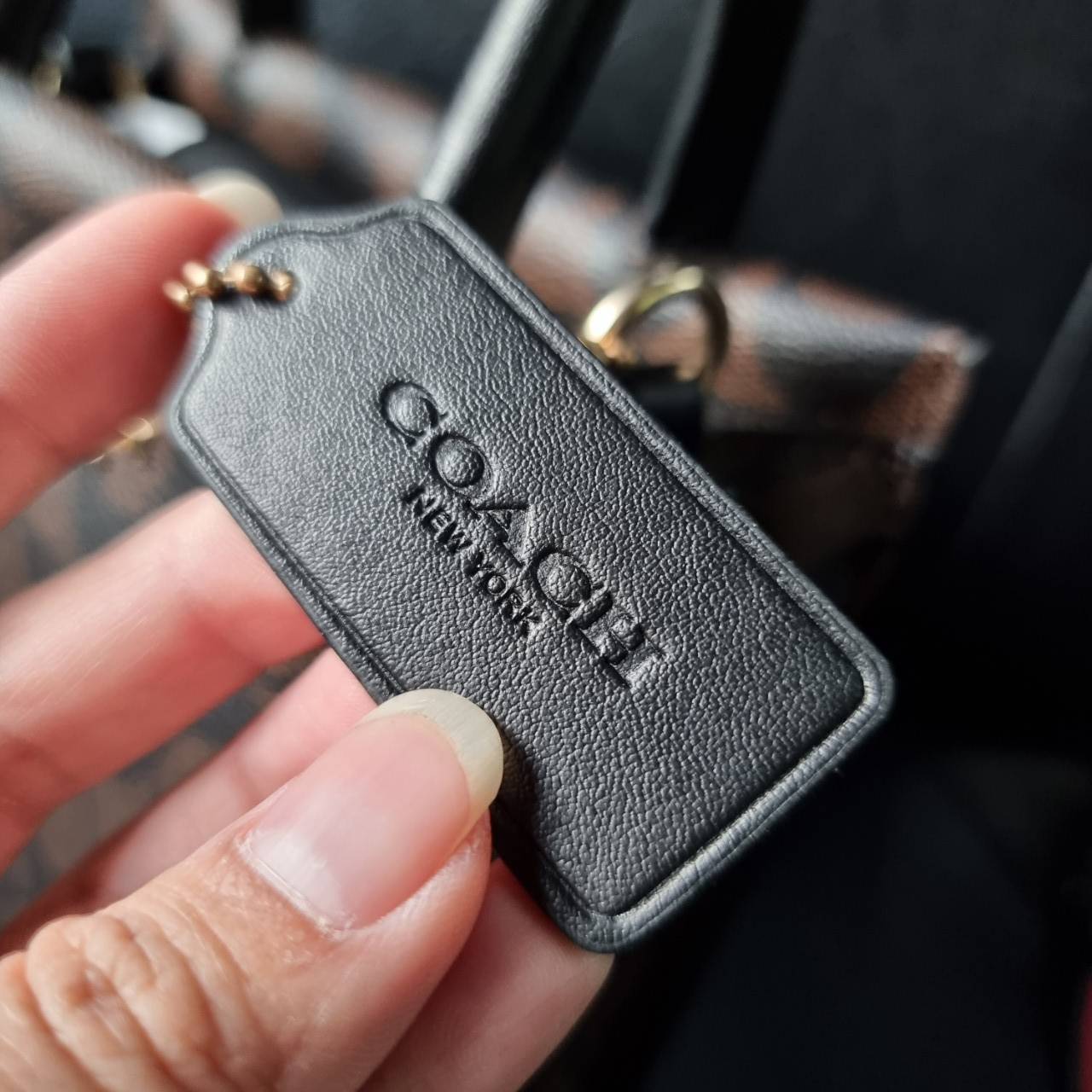 COACH MINI CALLY CROSSBODY IN SIGNATURE ((3599, 2184, 5693, 2134, 2183)) พร้อมส่งที่ไทยทันที! กระเป๋าสะพายครอสบอดี้ร์ กระเป๋าครอสบอดี้โท้ทมินิไซส์ รุ่นใหม่สุดฮอต!! ใบจริงคือน่ารักม้ากกกก!! สวยอยู่ทรง น่ารักน่าใช้ ทรงTote ปากกระเป๋าเปิดปิดแบบแม่เหล็ก ภายใน