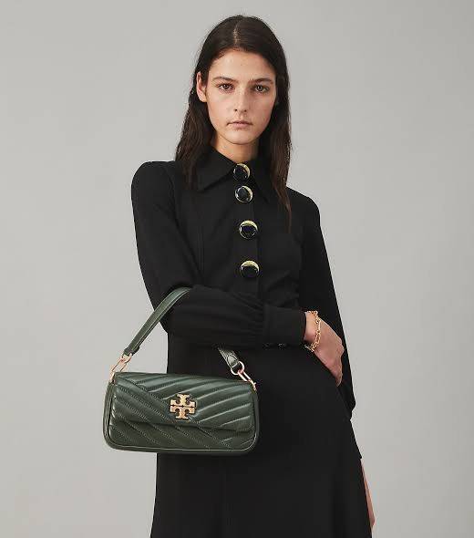 สีออกใหม่ แถมหายากด้วยค่าา! TORY BURCH KIRA CHEVRON SMALL FLAP SHOULDER BAG พร้อมส่งที่ไทย จำนวนจำกัดค่ะ! ✔️กระเป๋าคล้องไหล่หรือสะพายข้างได้ เปลี่ยนลุคดูไม่จำเจ 🔺หนังแกะแท้ ซึ่งจะคุณภาพดี เงา นิ่ม และราคาสูงกว่าหนังวัวนะคะ!