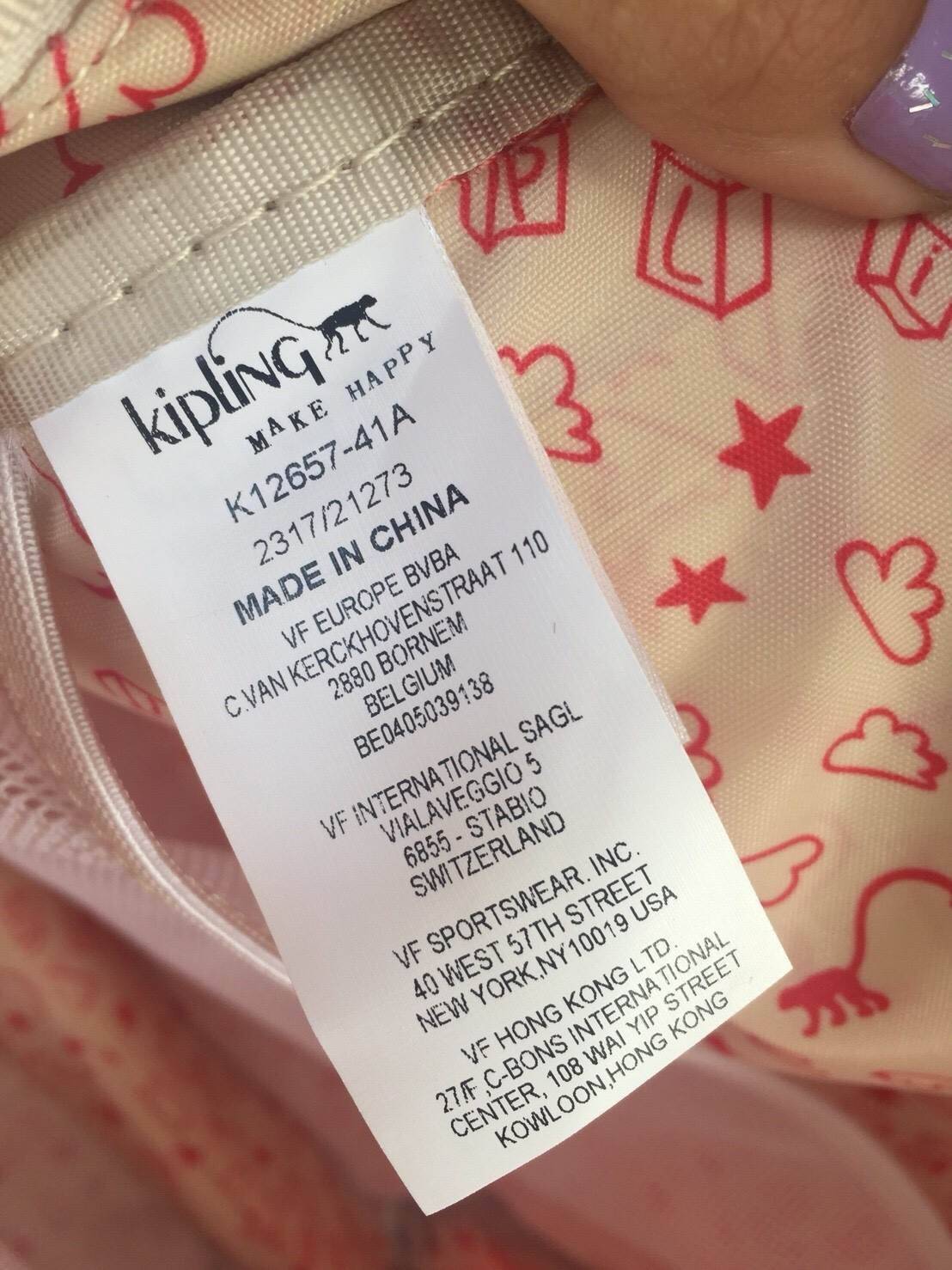 KIPLING Bizzy Boo เป็นกระเป๋าผ้าอ้อมกระเป๋าเป้สะพายหลังที่มีสไตล์ กระเป๋าเป้สะพายหลังขนาดเล็กที่มีน้ำหนักเบาและใช้งานง่ายและทำความสะอาดได้ง่ายออกแบบมาเป็นพิเศษสำหรับทารกของคุณ Bizzy Boo มาพร้อมกับกระเป๋าด้านข้างสำหรับทารกเล็ก ๆ ที่เข้ากันได้กับแผ่นรองพื้น