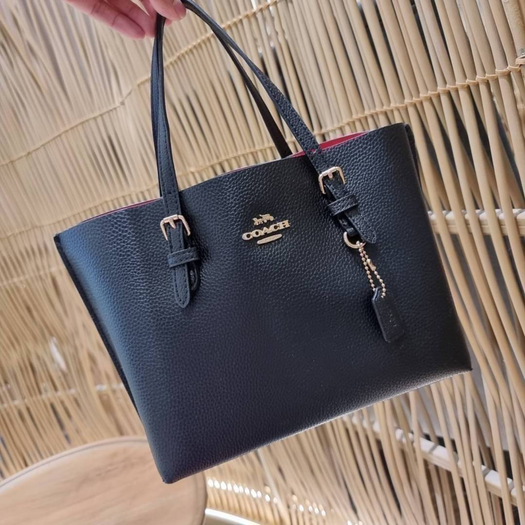 OUTTLET 】COACH MOLLIE TOTE 25 (C4250 C4084) น้องคนสวยอีกหนึ่ง!! กระเป๋าโท้ทไซส์เล็กที่สาวๆหลงรัก ดีไซน์คลาสสิคเหมือนเดิม เพิ่มเติมคือสะดวกขึ้นเยอะ!! ย่อส่วนมาจากใบใหญ่เป๊ะๆ น่ารักน่าใช้มากๆ วัสดุหนัง crossgrain ทนทาน ใช้งานง่าย เรียบหรูดูดีม้าก!! ภายในโล่