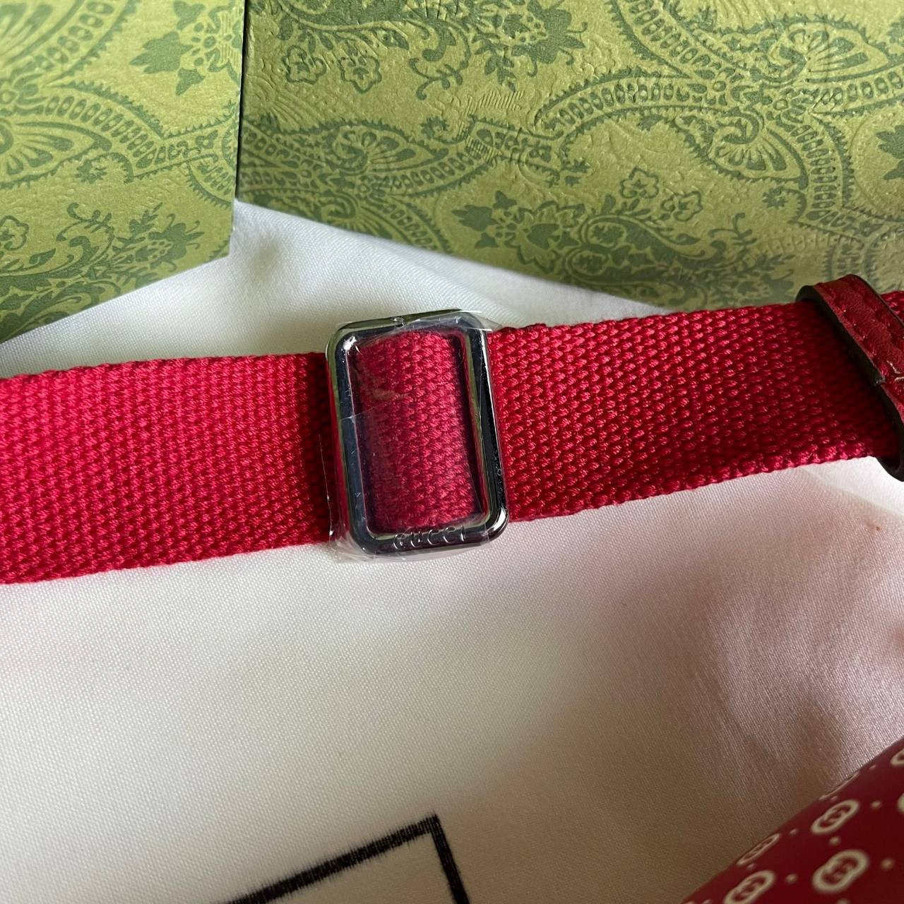 หนังแท้ GUCCI BELT BAG / GG BELT BAG RED กระเป๋าคาดอก/คาดเอว รุ่น Unisex ใช้ได้ทั้งหญิงชาย ภายในเป็นช่องโล่งกว้าง ใบใหญ่ขนาดมาตรฐานจุของได้เยอะ สายสะพายปรับได้ตามตัว ใบจริงเห็นแล้วหลงรัก คุ้มค่าที่สุด อีกรุ่นหนึ่งที่หลายคนตามหา งานออริสวยมาก ทำจากหนังแท้ 