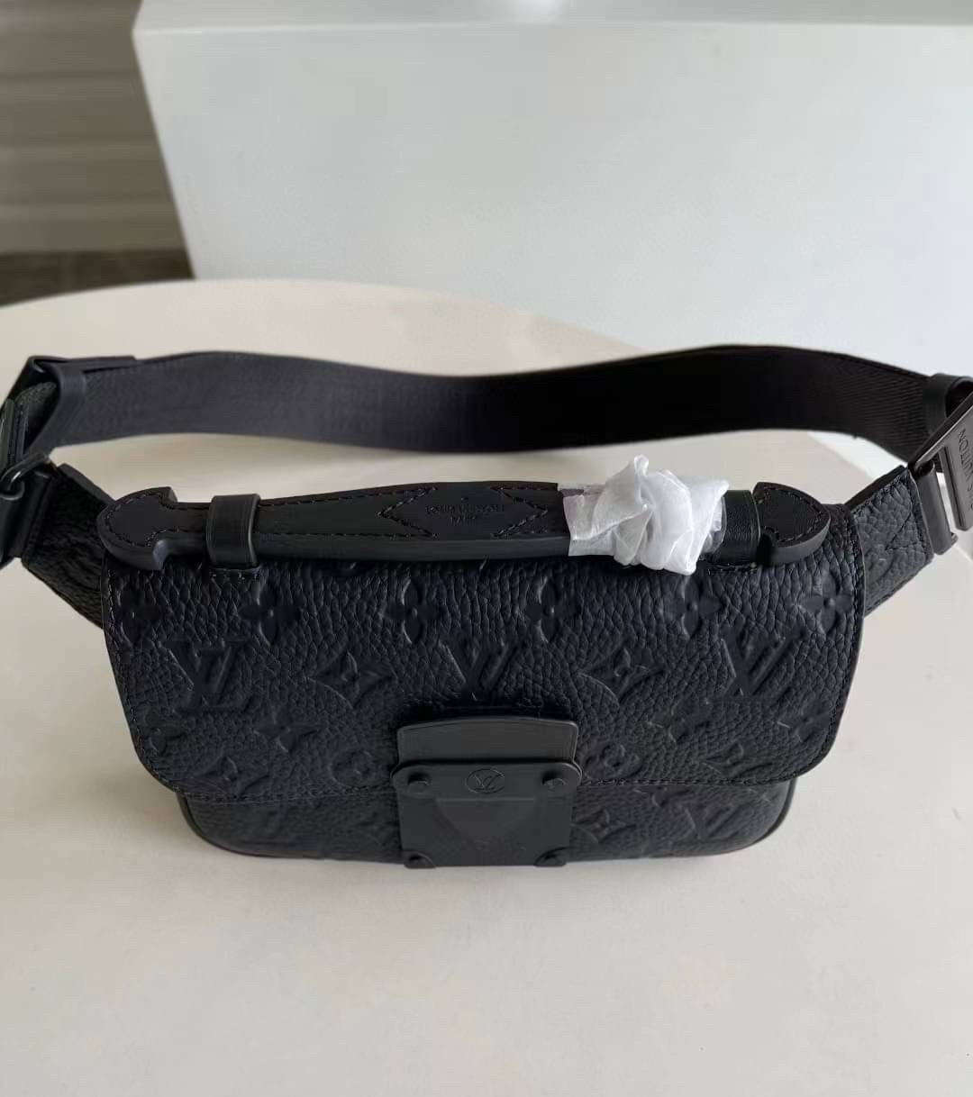 LV S Lock Slingbag Monogram-embossed Taurillon leather / LV Belt Bag กระเป๋าสะพาย/คาดอก หนังแท้ ดีไซส์ร่วมสมัย หนัง Taurillon สีดำพิมพ์ลายโมโนแกรม สุดคลาสสิก สง่างามตลอดกาล มีไว้ไม่มีเอาท์ ท่านชายควรมีมากค่ะ เกรดท็อป ออริ เทียบแท้ 1:1 เกรดดีสุด