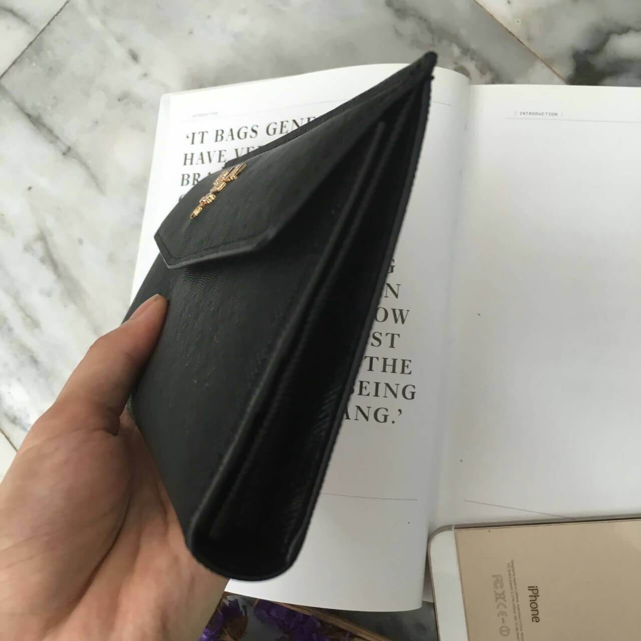 งานพรีเมี่ยมกิ้ฟ จากเคาเตอร์ต่างประเทศคะ ได้ กระเป๋าอเนกประสงค์ จากแบรนด์ PRADA มาค่า เป็นกระเป๋าหนัง saffiano ตามแบบฉบับของแบรนด์เลย มีช่องใส่บัตร ถึง 12 ช่อง และช่องซิปใส่ของจุกจิกได้คะ ขนาดกำลังดีคะ ถือแล้วสวยมากๆ อะไหล่ทองหรูมาก *ใช้แล้วสวยแน่นอน